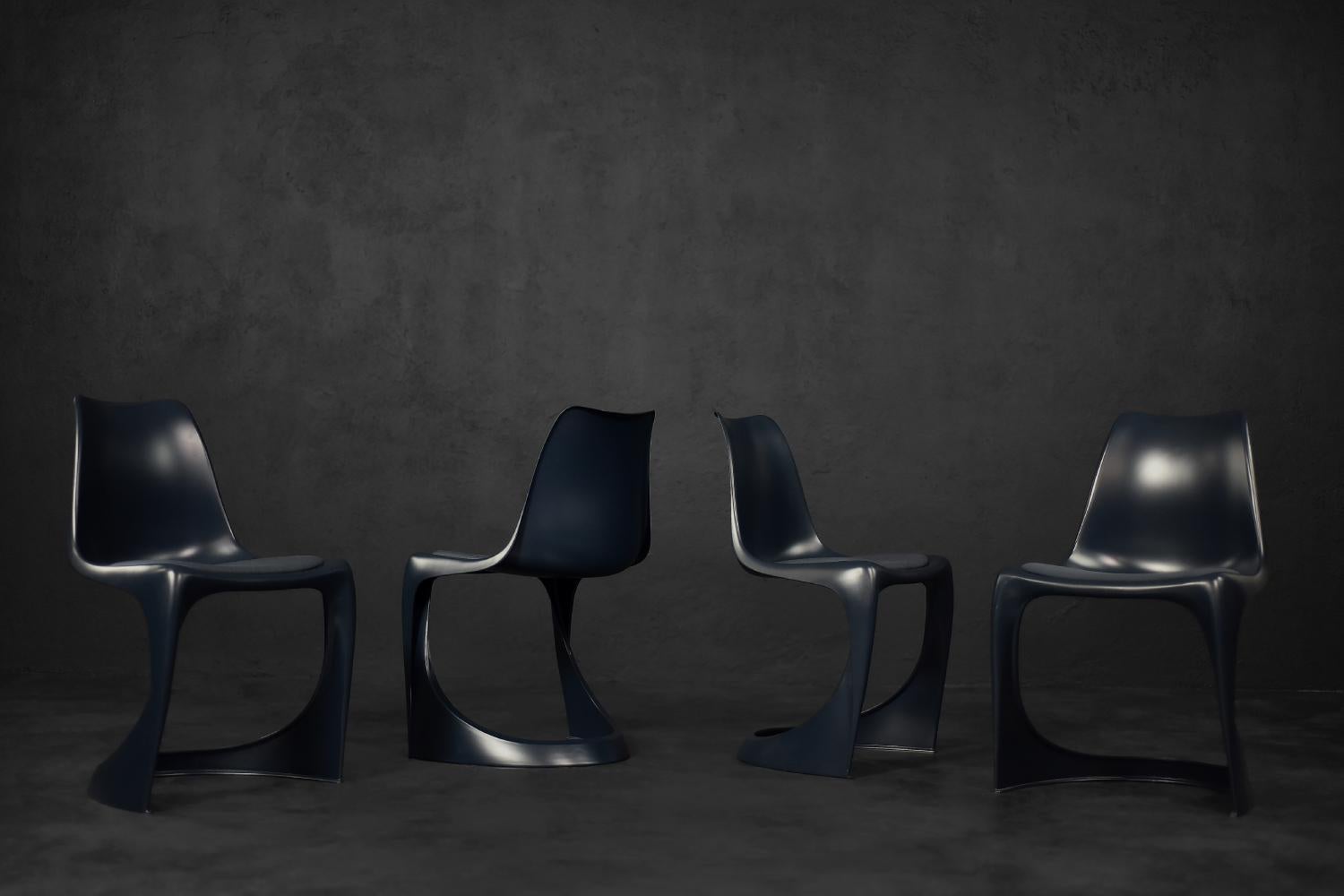This set of four iconic Modo 290 cantilever chairs was designed by architect and designer Steen Østergaard in 1966. Modo 290 is a one-piece shell chair with a design that still exudes futurism and clean design lines. The chairs are made of polyamide