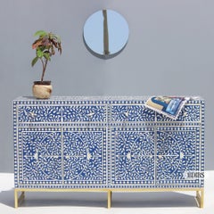 Buffet con intarsi in osso a spirale blu navy con gambe dorate di House of Jaipur