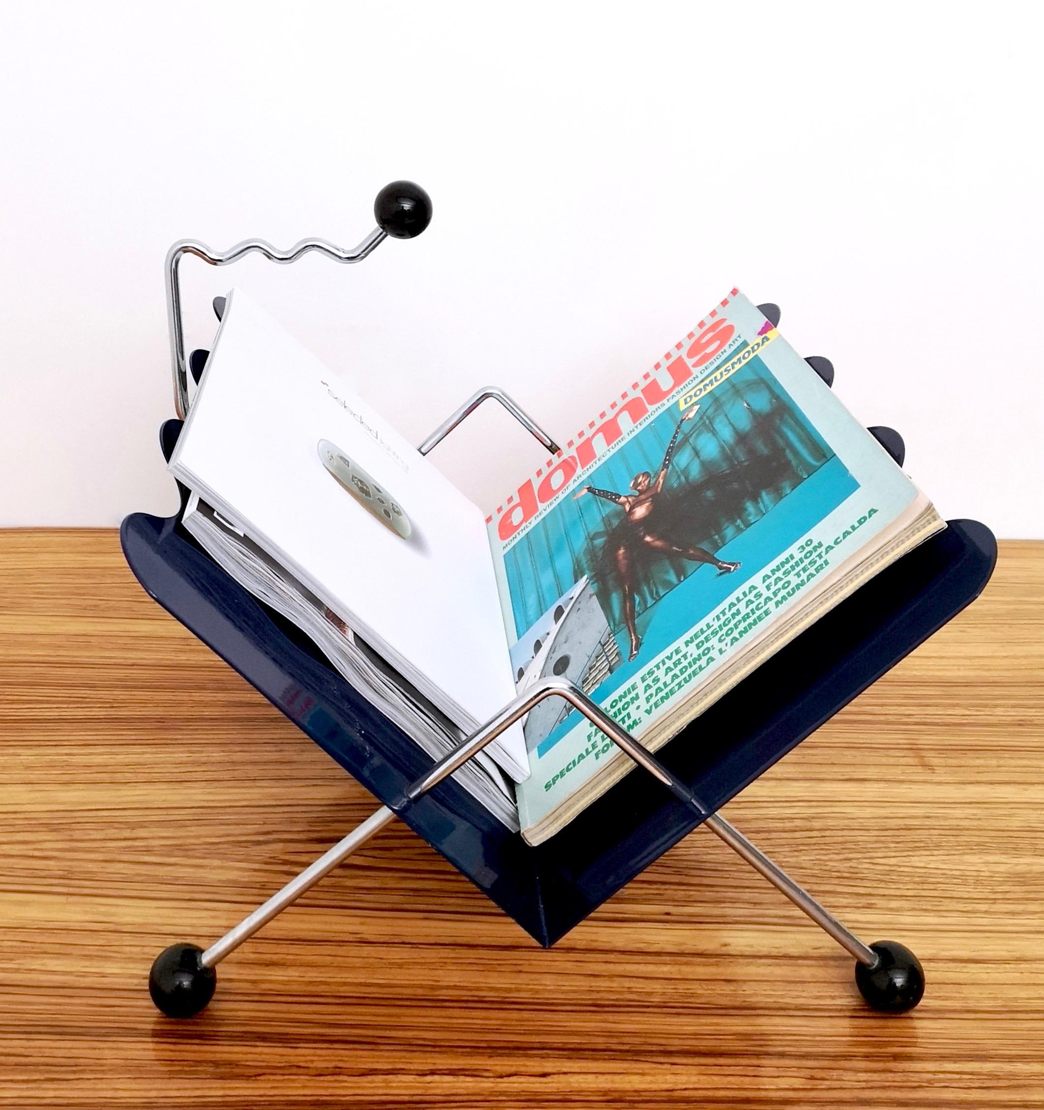 Postmodern Navy Blue Varnished Metal and Steel Magazine Rack, Italy 1980s In Excellent Condition In Bresso, Lombardy