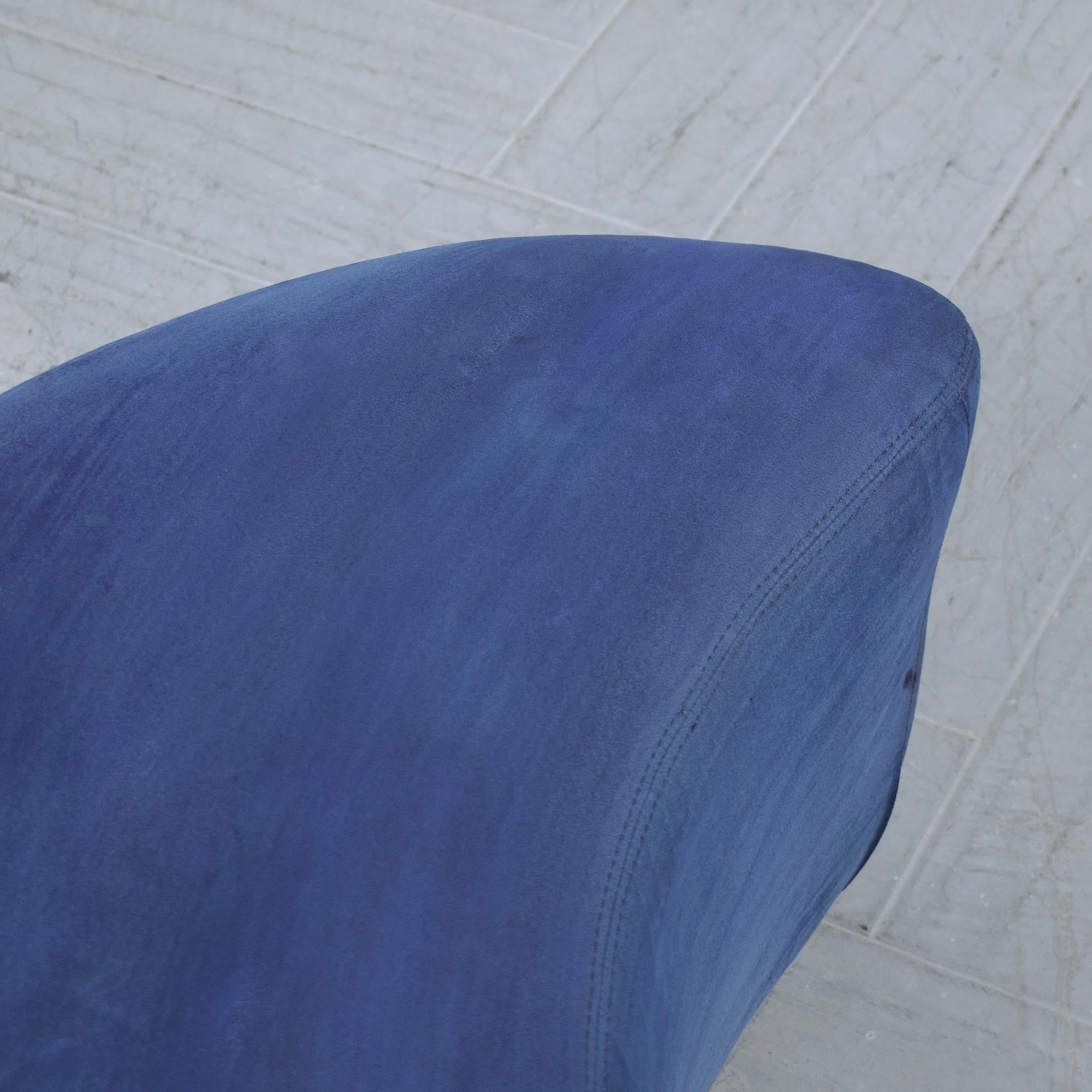 Pouf moderne du milieu du siècle en daim bleu marine avec roulettes moulées en vente 2