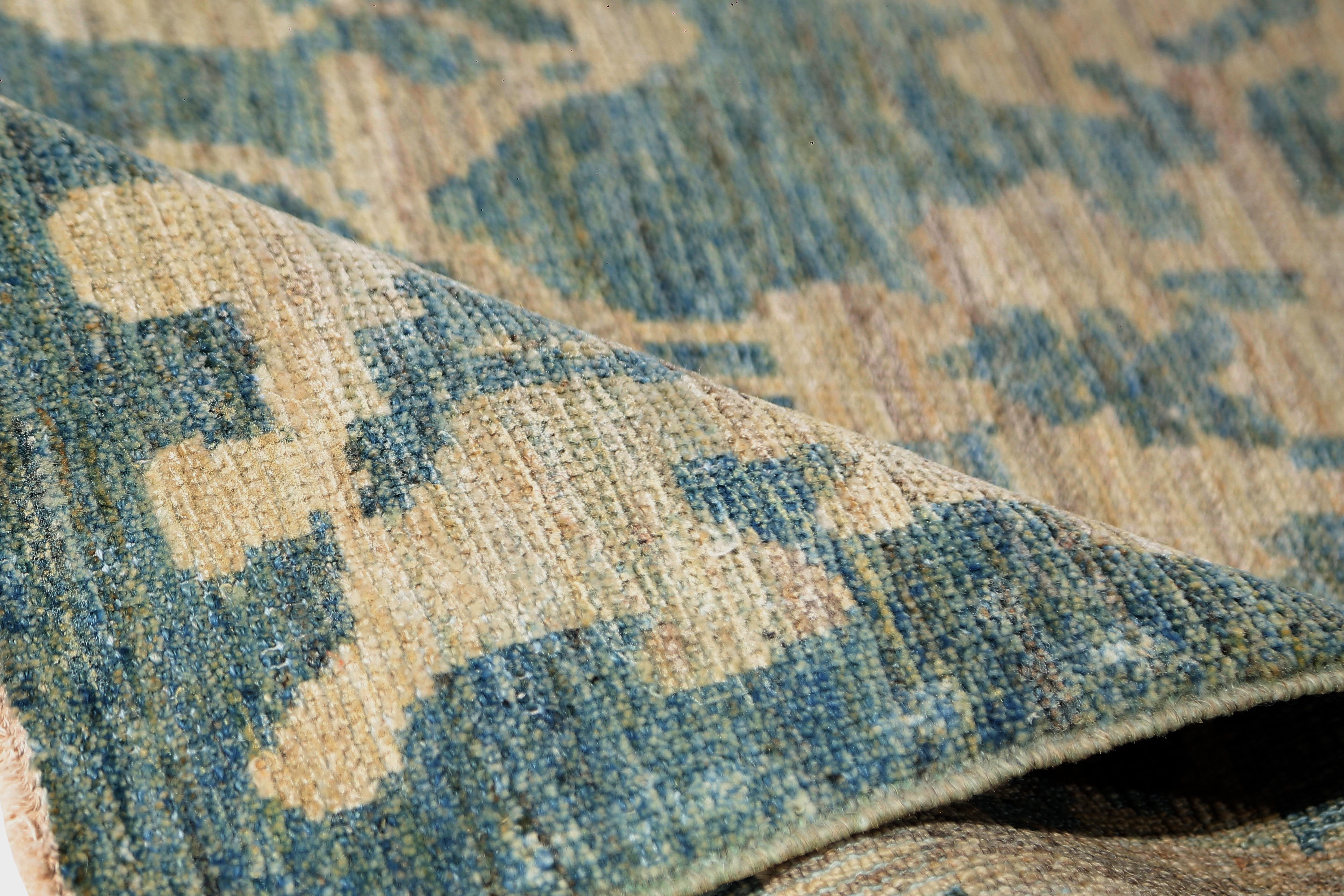 Wir stellen Ihnen unseren wunderschönen handgefertigten türkischen Sultanabad-Teppich vor, der jedem Raum in Ihrem Zuhause einen Hauch von Eleganz verleiht. Mit seinem satten, marineblauen Hintergrund und dem gemischten Bordürenmuster ist dieser