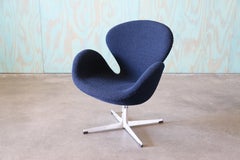 Navy Blue Swan Chair Arne Jacobsen für Fritz Hansen Danish Modern swivel & rock