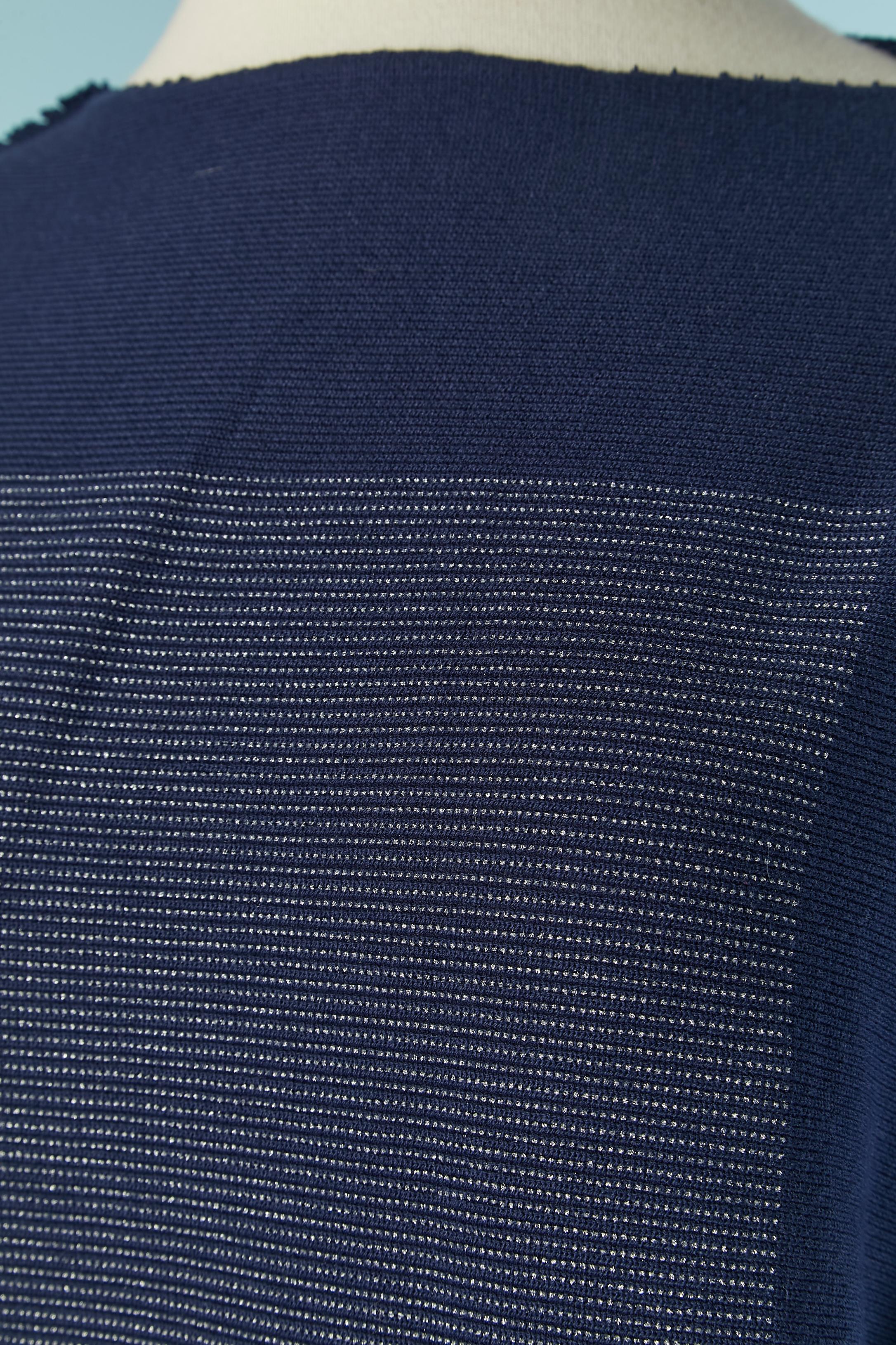 Maglione e pantaloni blu navy in maglia jacquard.
Composizione della maglia: 55% cotone, 45% nylon.
TAGLIA 2 (Jp) 
TAGLIA TOP: L. 
TAGLIA PANT: M 
NUOVO CON TAG
