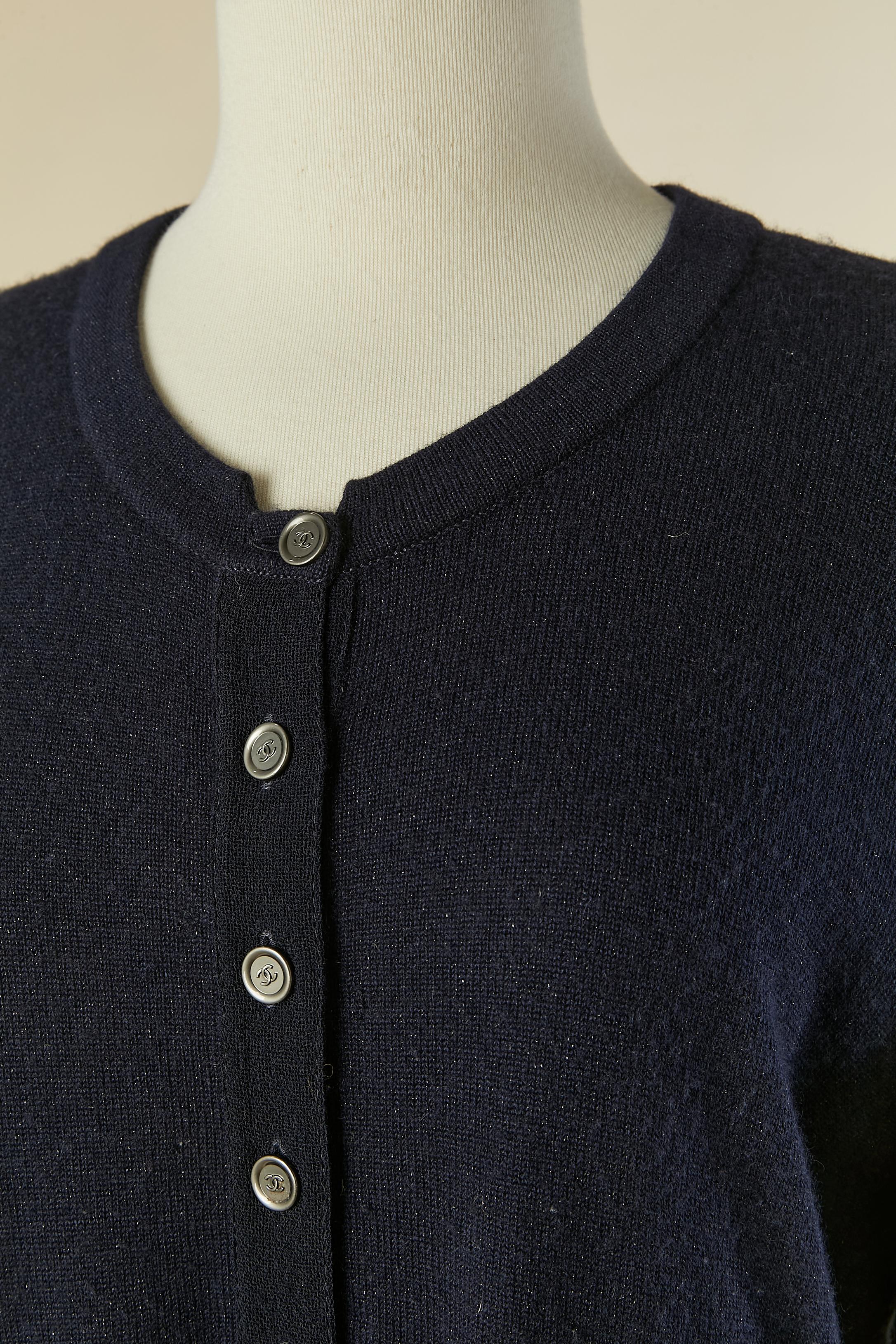 Jersey azul marino con cierre de botones de la marca en la parte media superior delantera. 
Composición del punto: 41% lana, 35% cachemira, 13% nailon, 11% seda. 
TALLA 48 (Fr) XL 