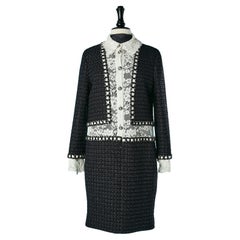 Robe de cocktail bleu marine en tweed et dentelle blanche  Chanel Métiers d'Art Paris-Rome 