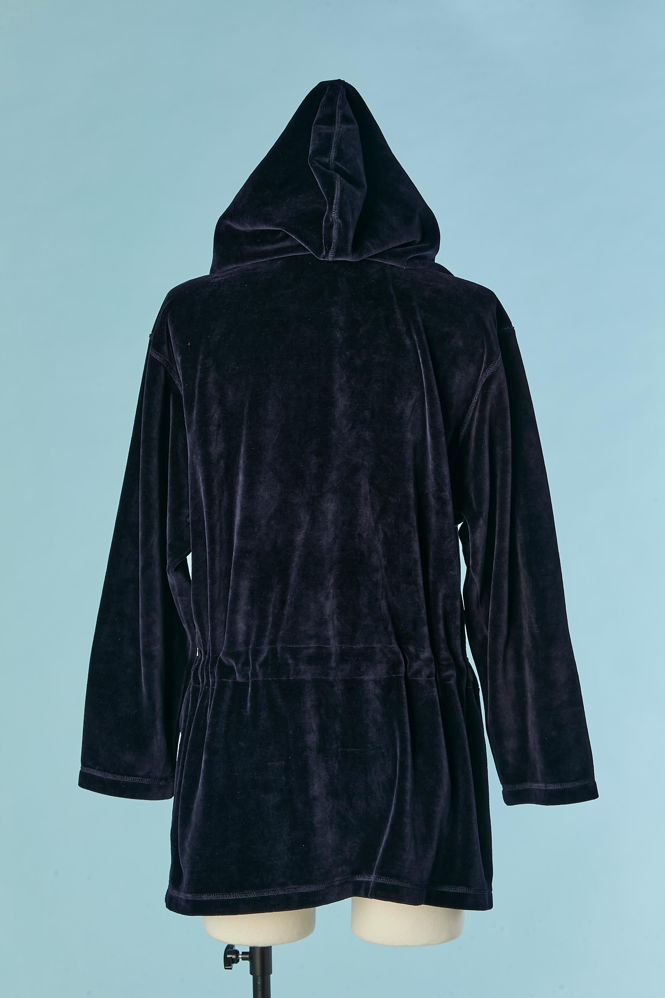 Giacca in spugna di velluto blu navy con cappuccio e zip bianca Courrèges in vendita 1