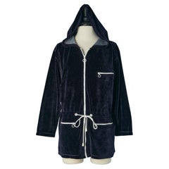 Giacca in spugna di velluto blu navy con cappuccio e zip bianca Courrèges