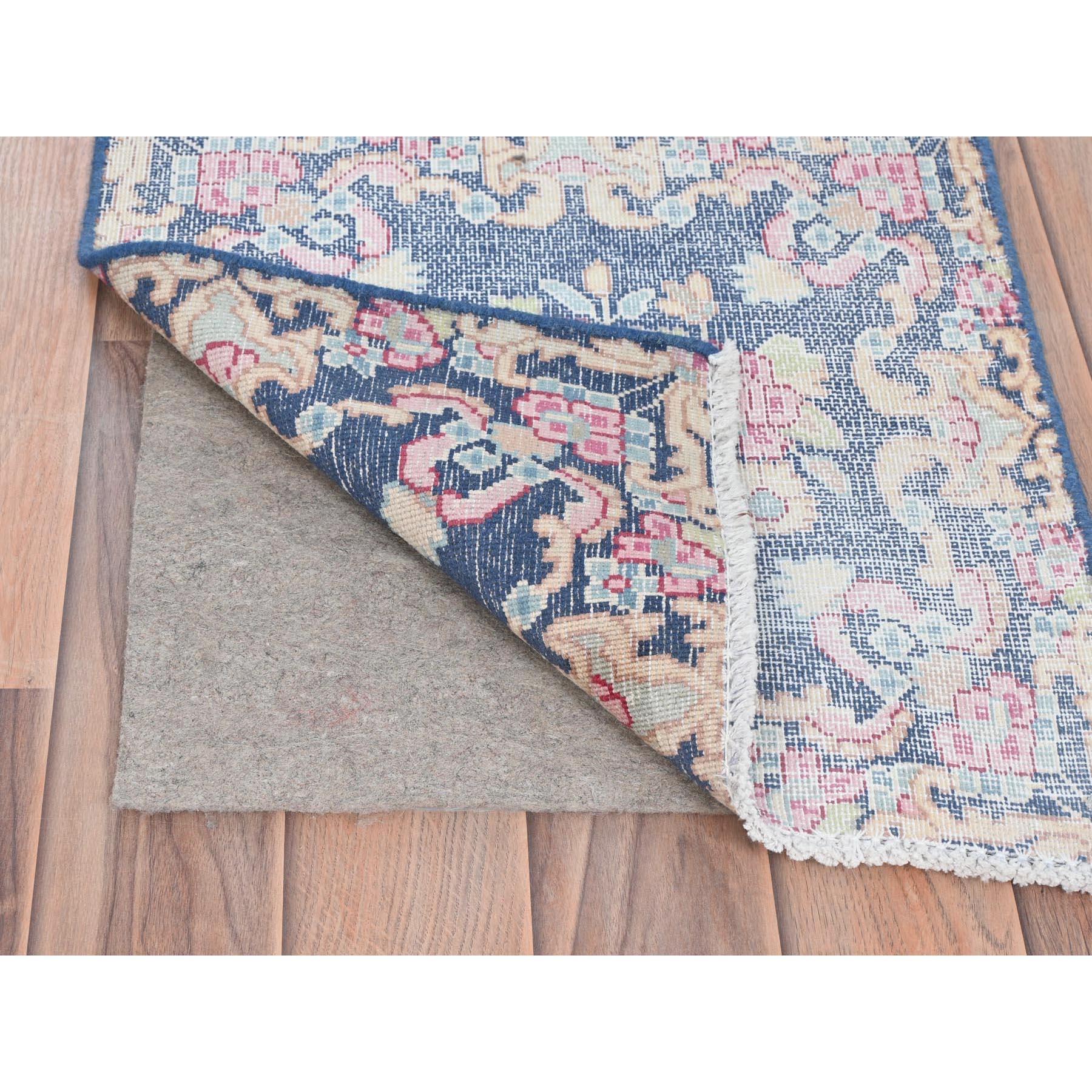 Médiéval Tapis persan Kerman vintage bleu marine en laine tondue à la main, vieilli, noué à la main en vente