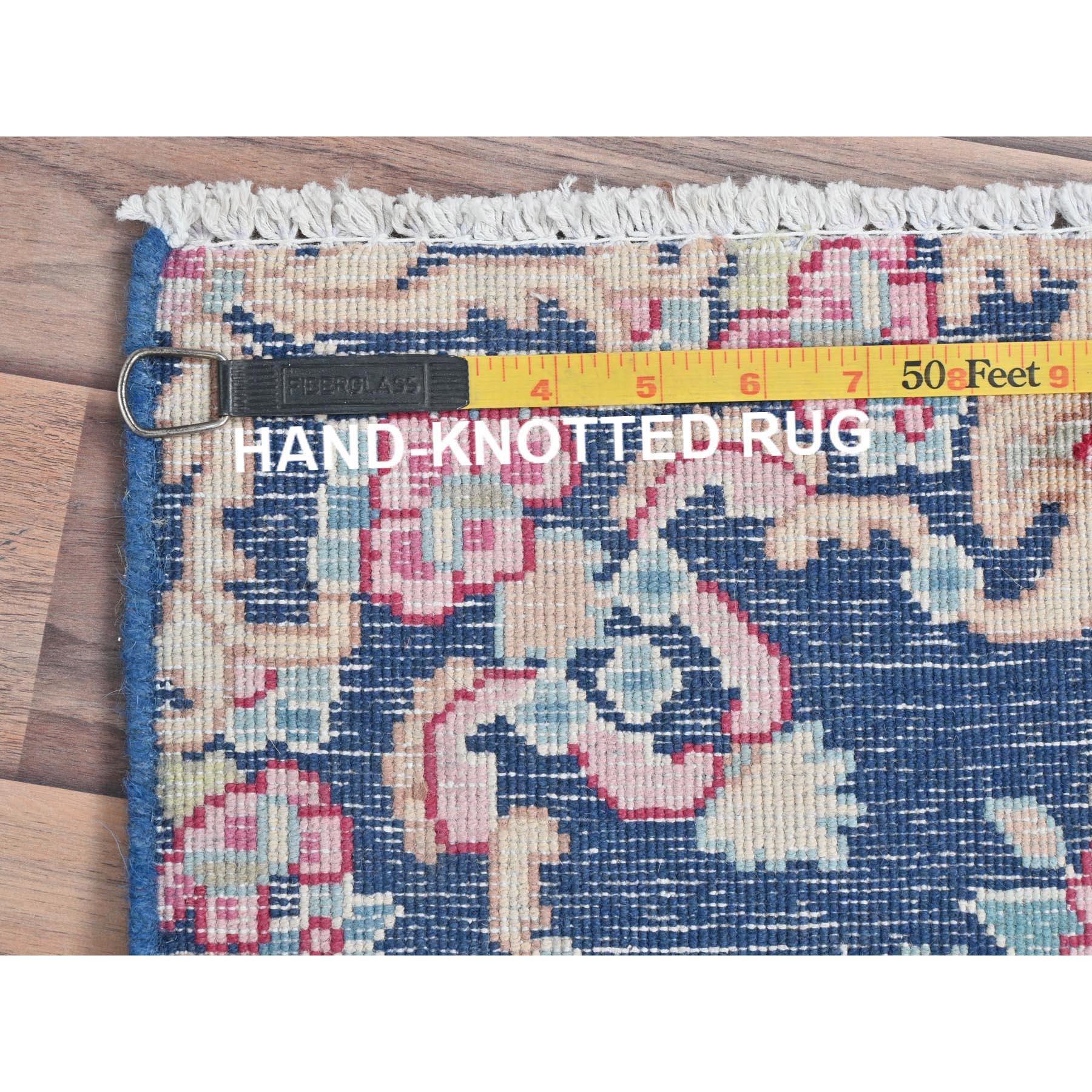 Milieu du XXe siècle Tapis persan Kerman vintage bleu marine en laine tondue à la main, vieilli, noué à la main en vente