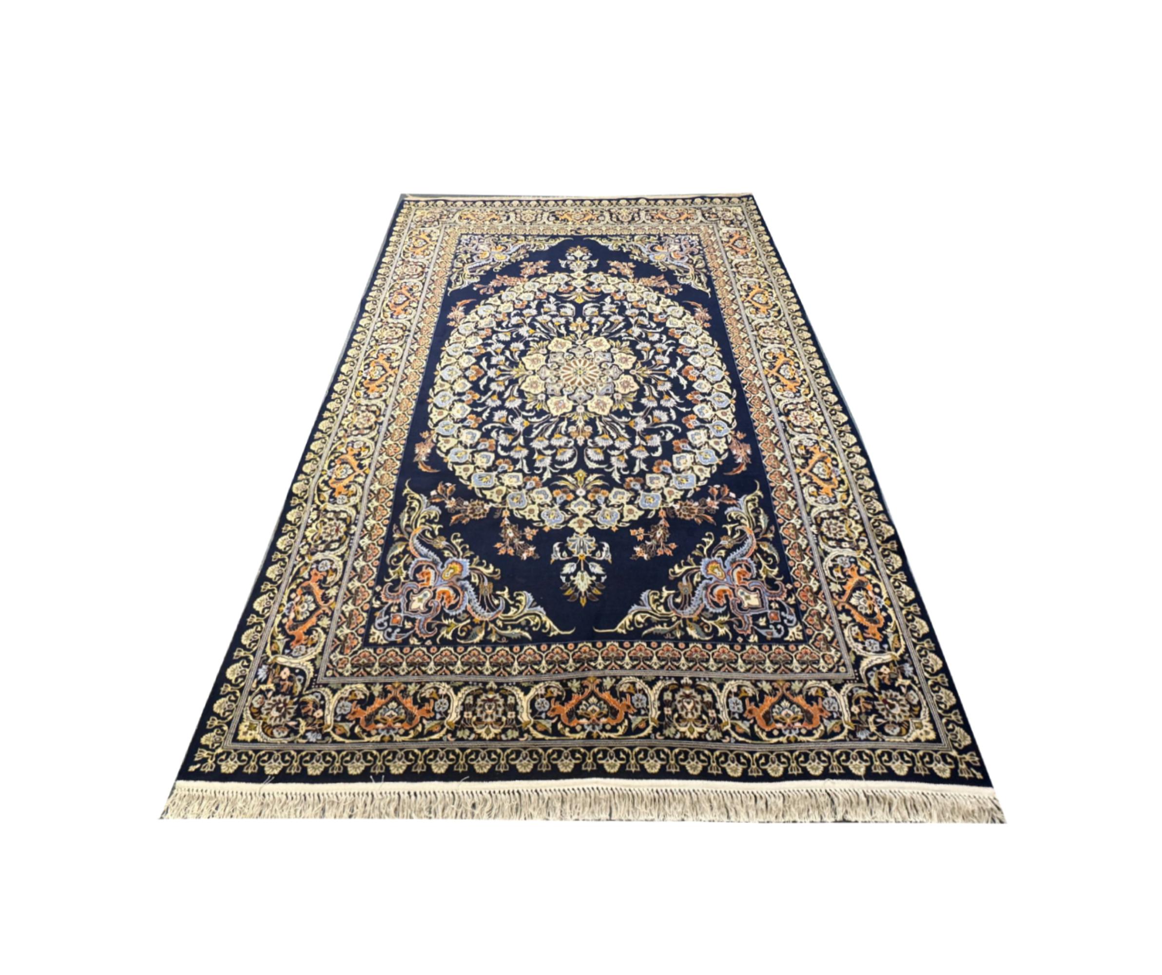 Dieser Teppich ist ein traditioneller, handgewebter Teppich unserer Luxus-Teppiche aus handgesponnenem, organischem MATERIAL, hergestellt von Teppich-Knüpfmeistern. Dieser marineblaue Teppich wird mit organischen Pflanzenfarben, handgesponnener