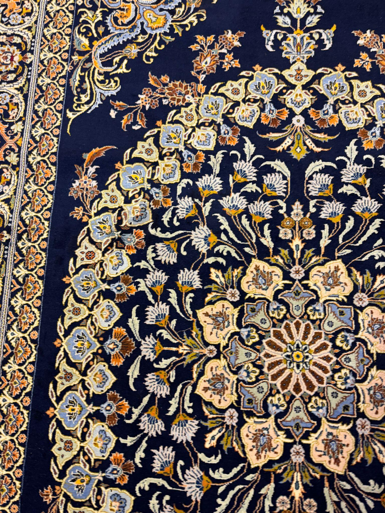 Marineblauer Vintage-Teppich, Kashan-Teppich Floral Design Teppich für Heimtextilien im Zustand „Hervorragend“ im Angebot in Wembley, GB