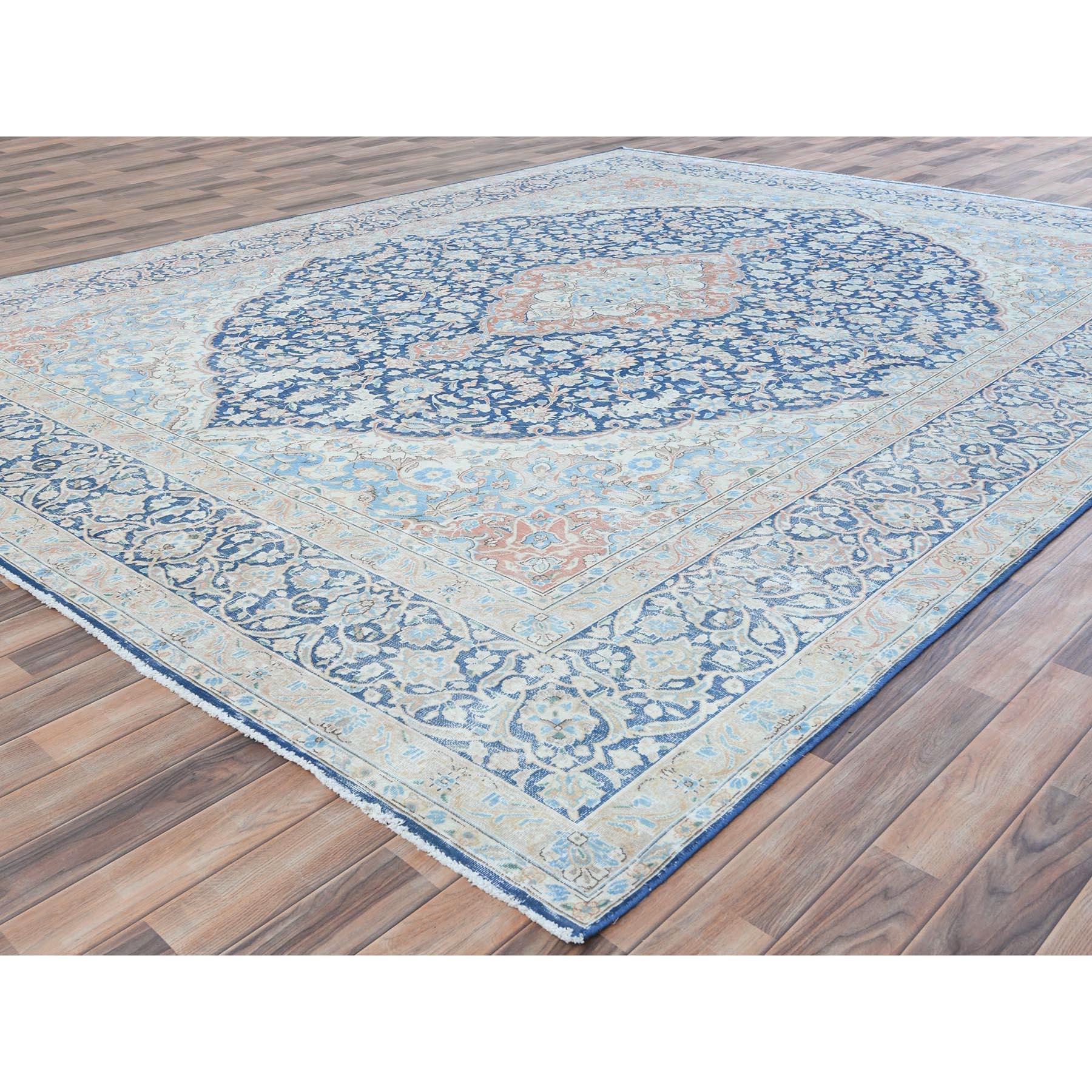 Marineblauer, handgeknüpfter, alter, persischer Kerman-Teppich aus Wolle im Used-Look (Persisch) im Angebot