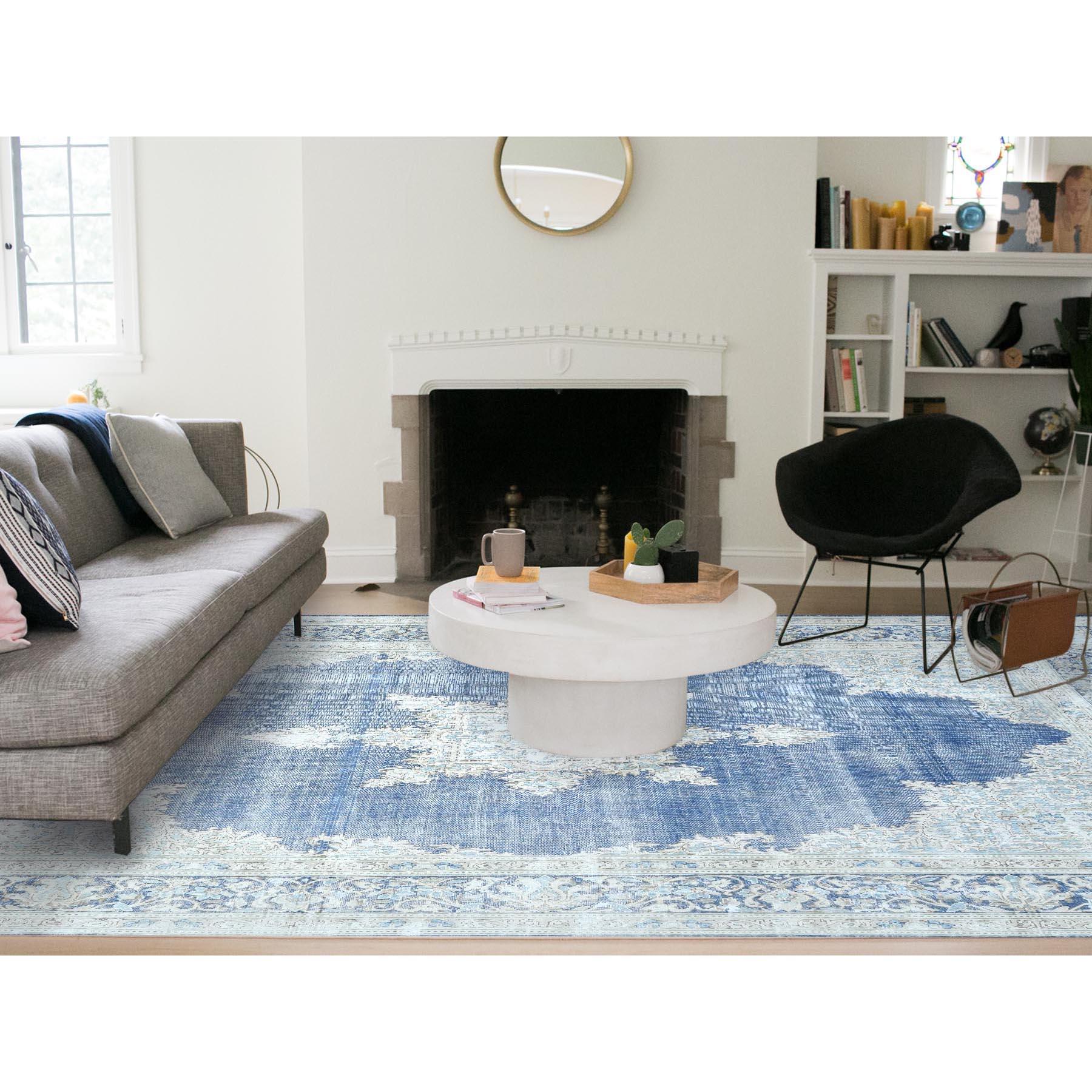 Ce fabuleux tapis noué à la main a été créé et conçu pour une résistance et une durabilité accrues. Ce tapis a été fabriqué à la main pendant des semaines selon la méthode traditionnelle qui est utilisée pour faire des
Taille exacte du tapis en