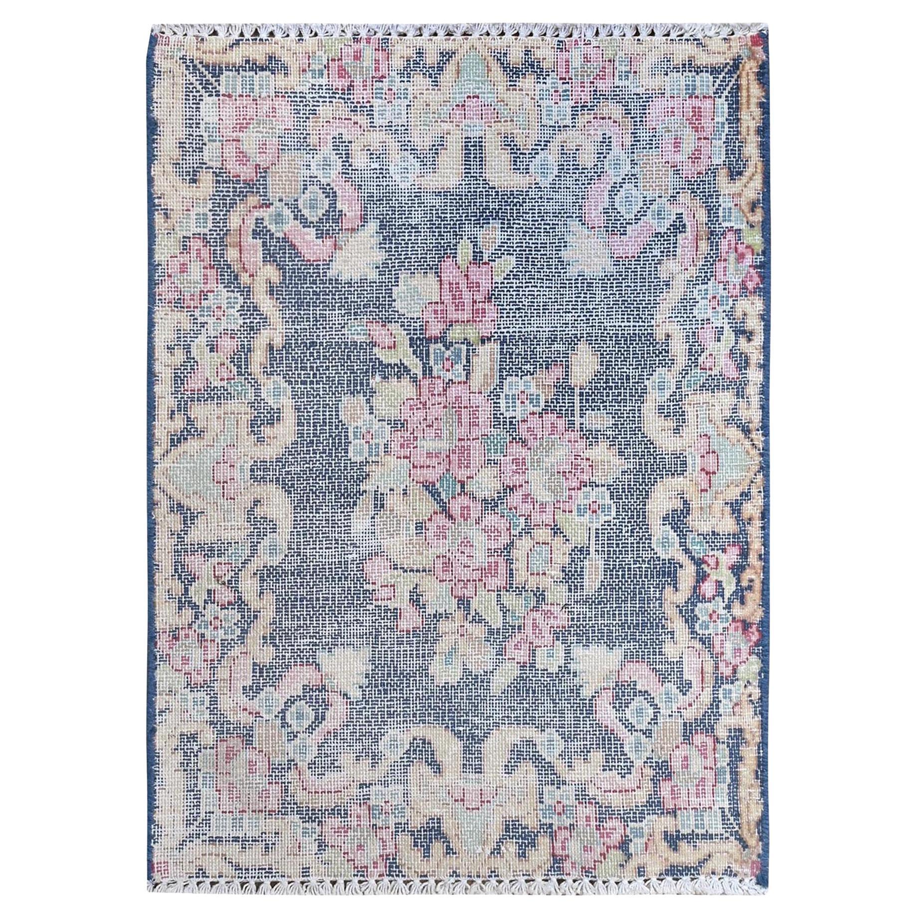 Handgeknüpfter persischer Kerman-Teppich aus Wolle in Marineblau, im Used-Look