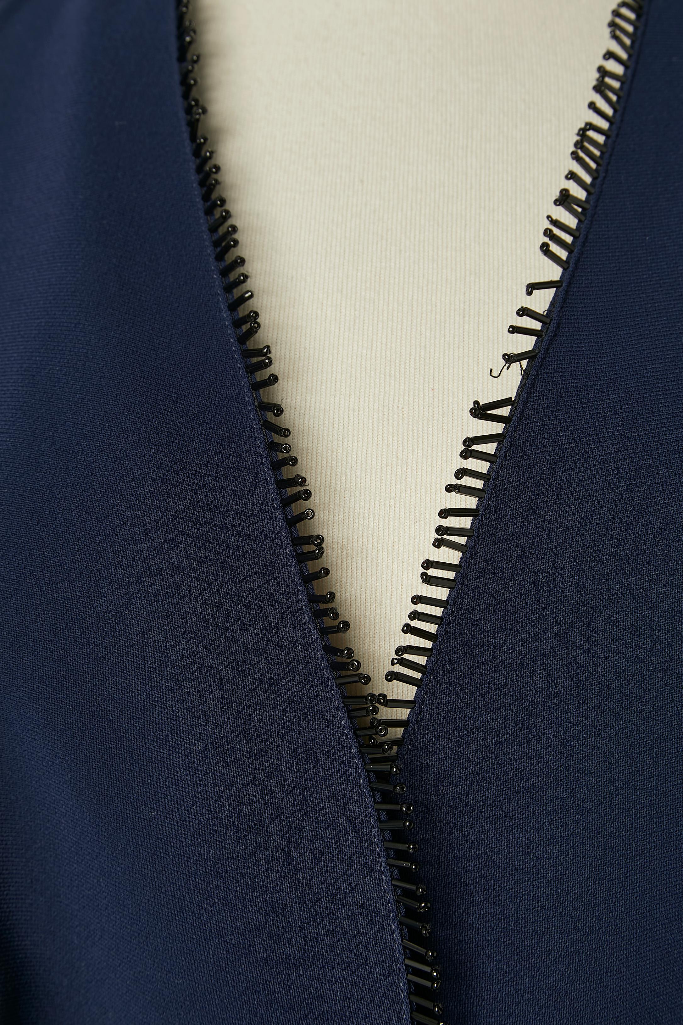 Chaqueta envolvente azul marino con cinturón y ribetes de cuentas negras (largas cuentas de cristal 