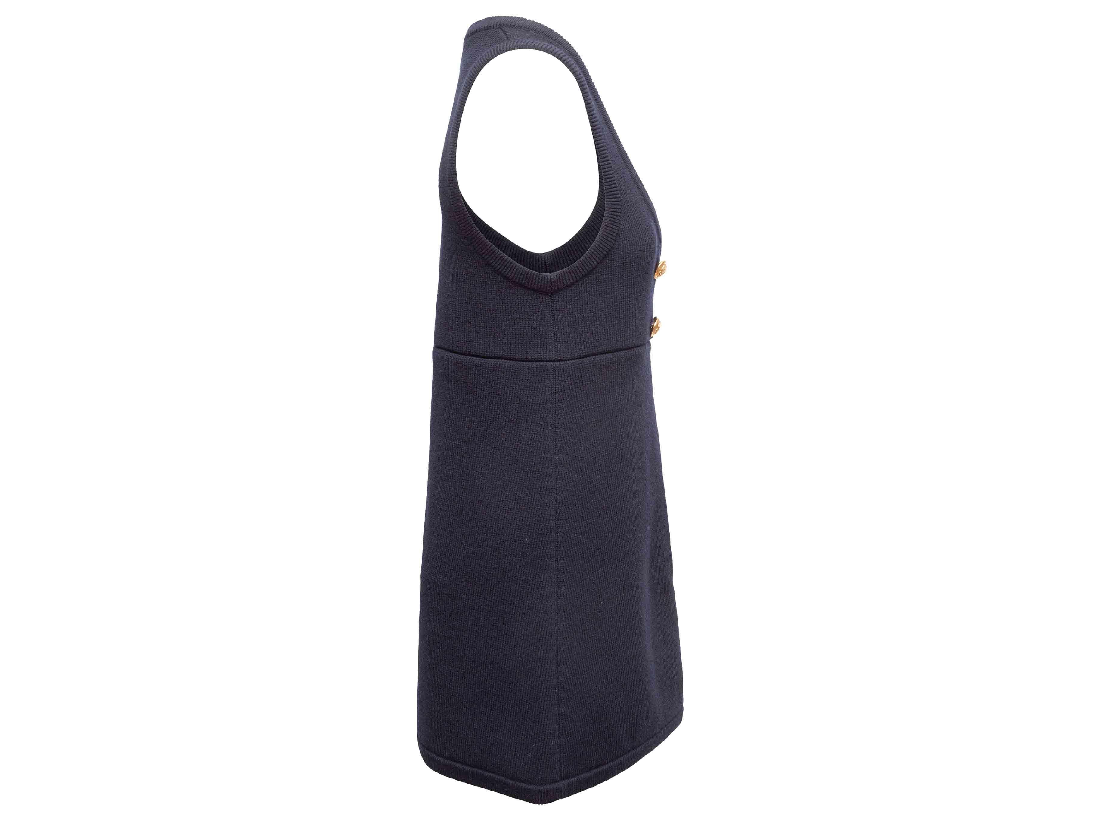 Marineblaues, ärmelloses Minikleid mit Schürze von Celine. Rundhalsausschnitt. Goldfarbene doppelreihige Knopfverschlüsse vorne. 32