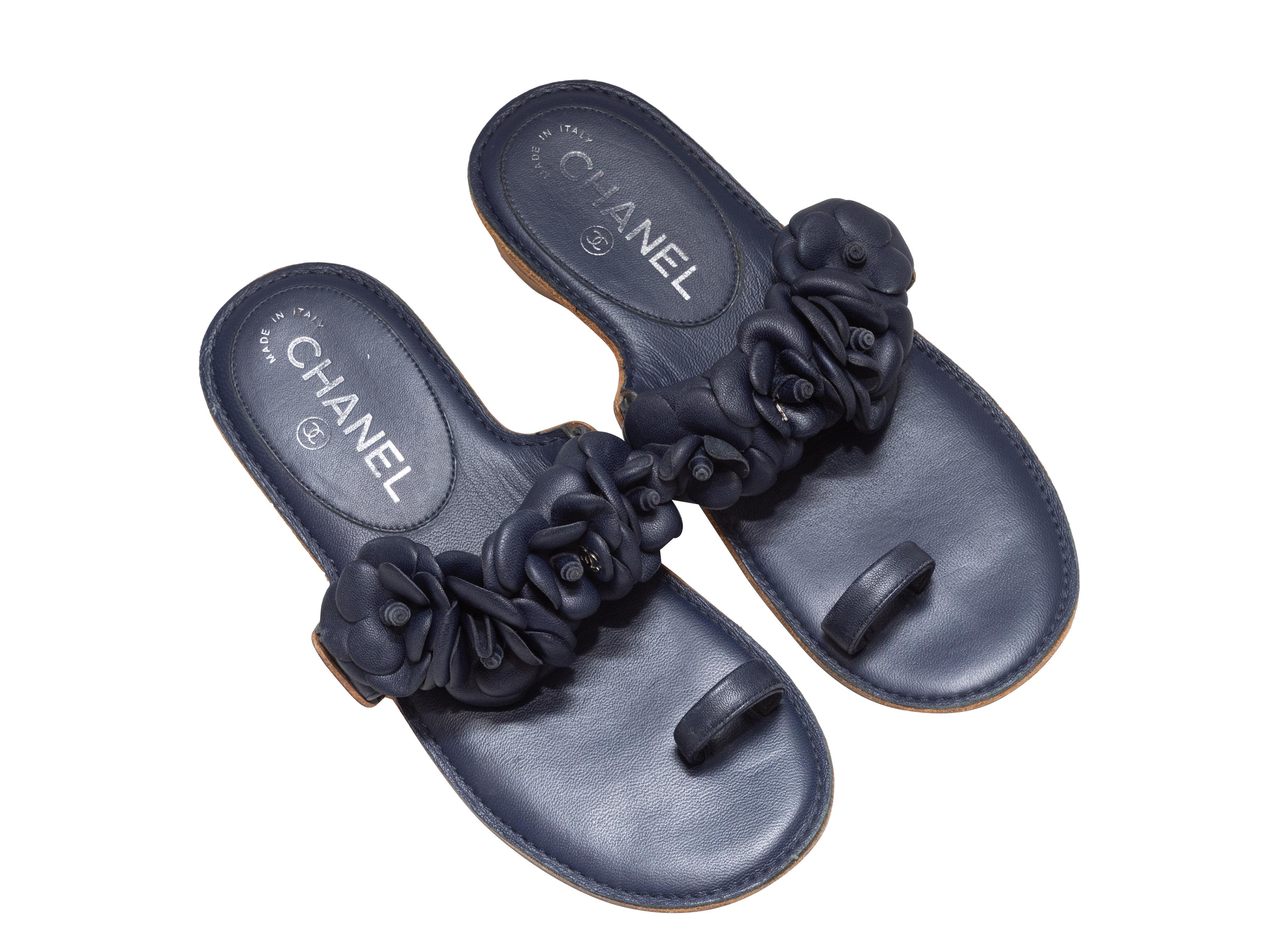 Sandalias de tacón Camellia de piel azul marino con tira en la punta, de Chanel. Tacones apilados. Tacón de 1