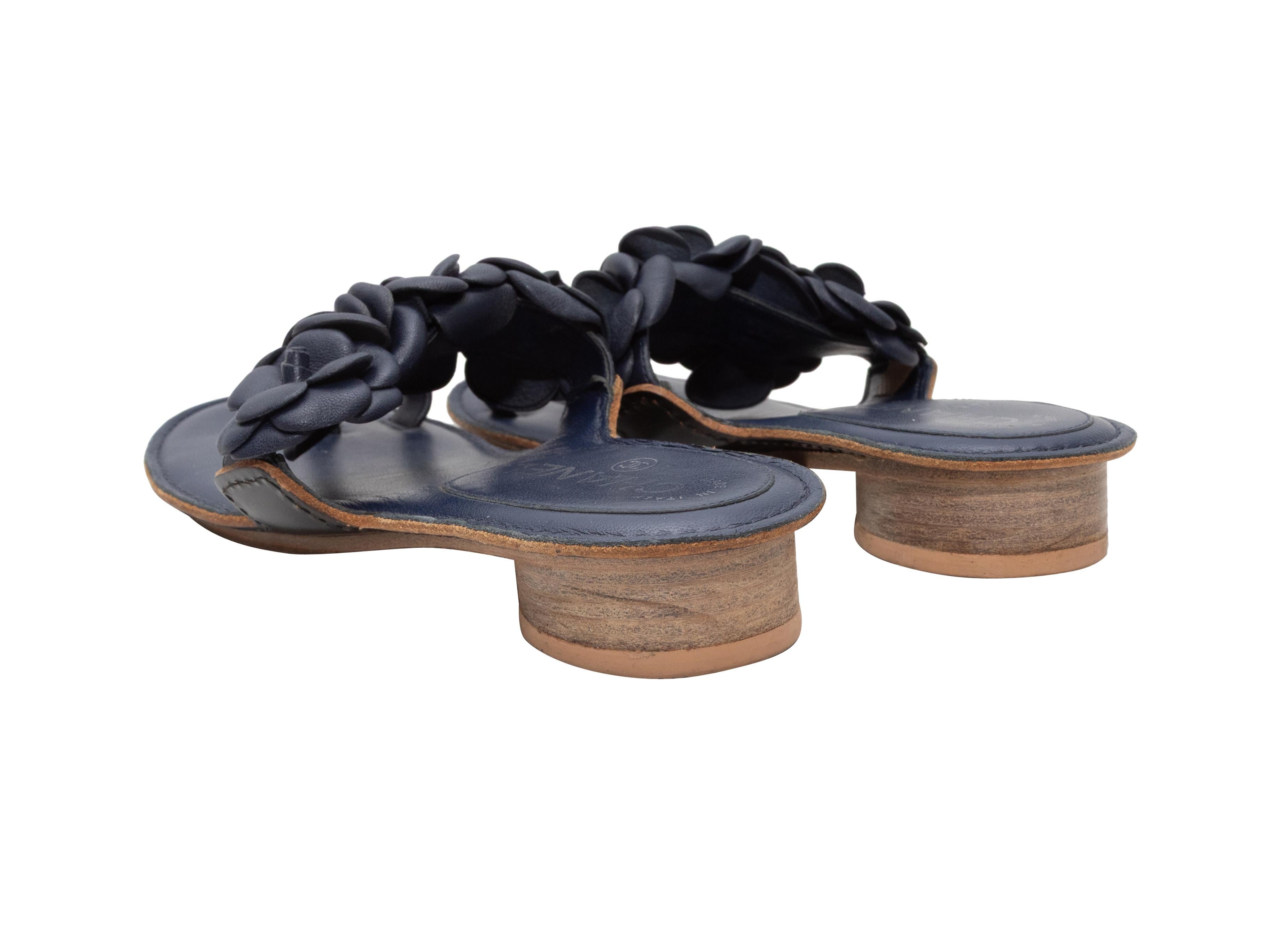 Sandalias de tacón Chanel Camelia azul marino talla 35 en Bueno estado para la venta en New York, NY