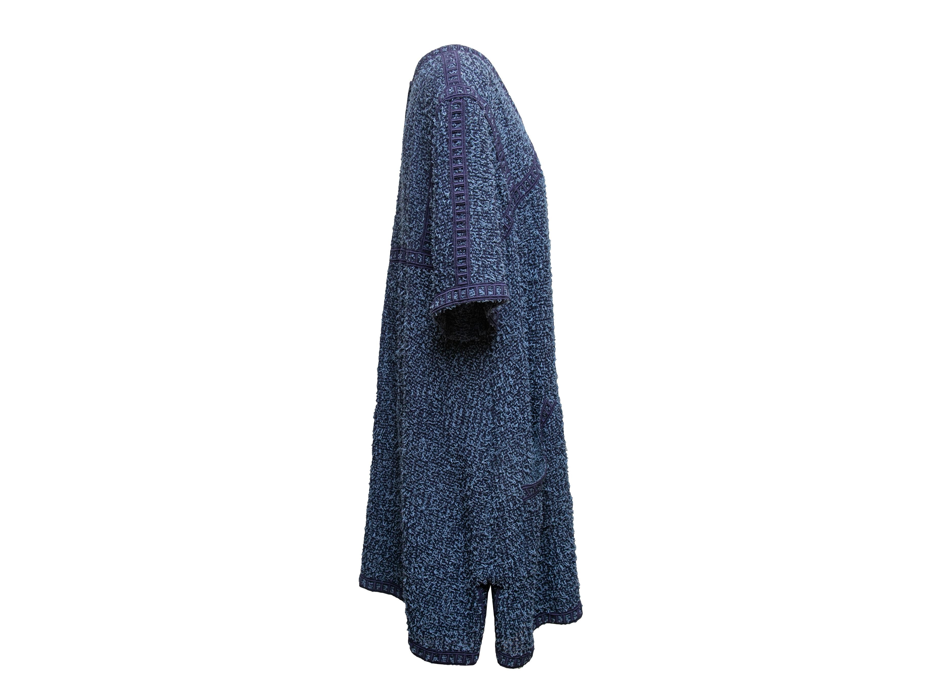 Détails du produit : Robe à manches courtes en tweed marine de Chanel. Col en V. Deux poches sur les hanches. Fermeture à glissière au centre du dos. Poitrine 40