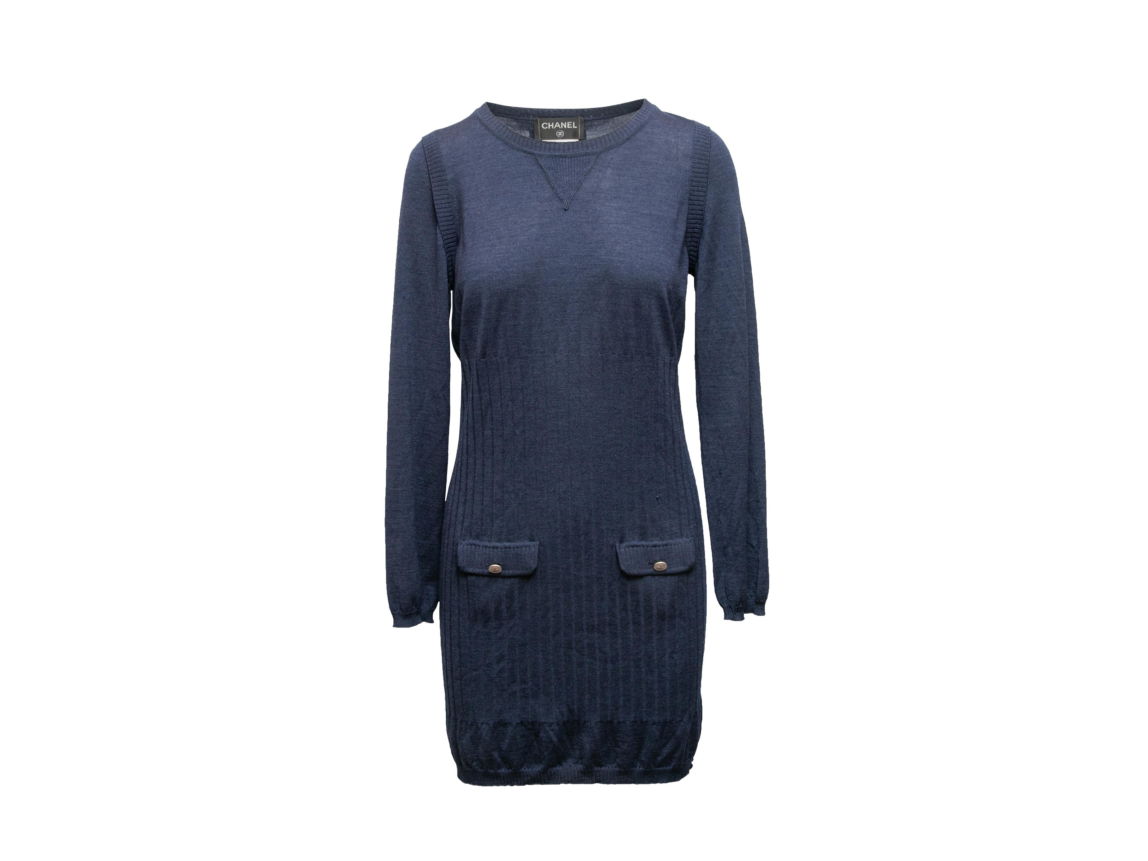 Vestido jersey de manga larga en mezcla de lana y seda azul marino de Chanel. Cuello redondo. Dos bolsillos delanteros. 36