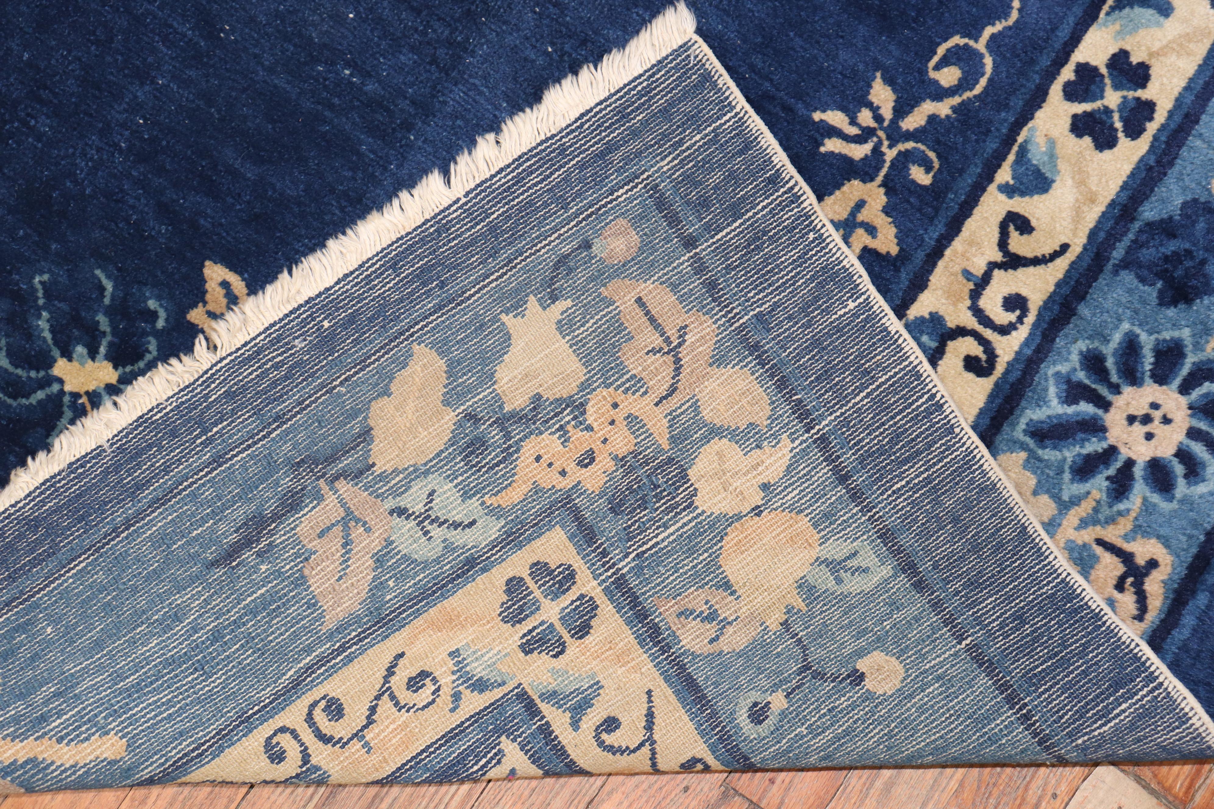 Marineblauer Chinesischer Peking-Teppich in Zimmergröße (20. Jahrhundert) im Angebot