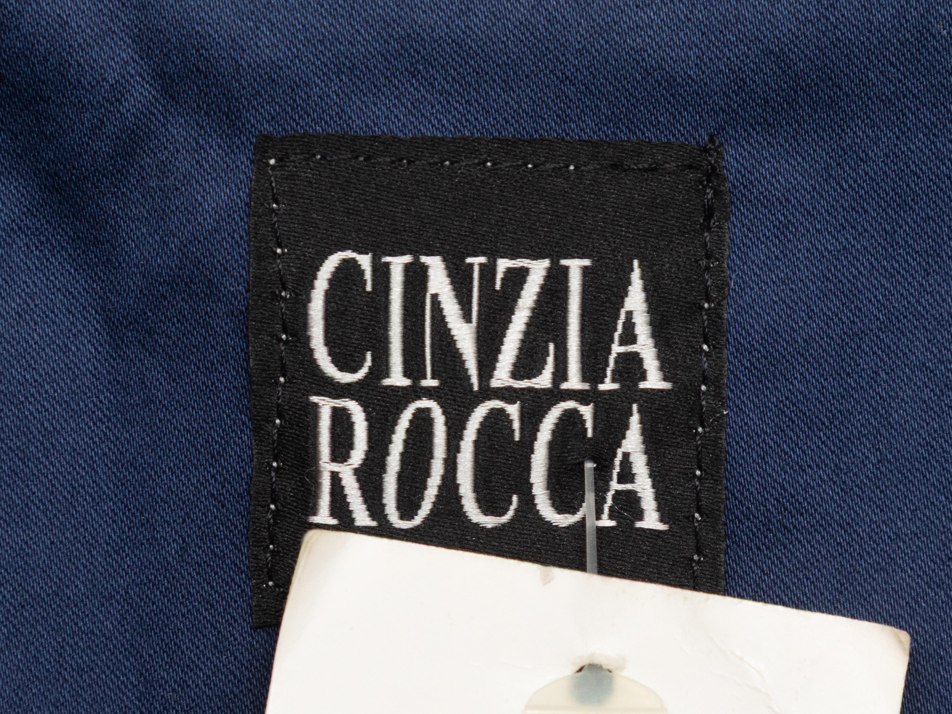 Zweireihiger Trenchcoat aus Baumwolle von Cinzia Rocca. Spitz zulaufender Kragen. Gürtel in der Taille. Zwei Gesäßtaschen. Knopfverschlüsse vorne. 38
