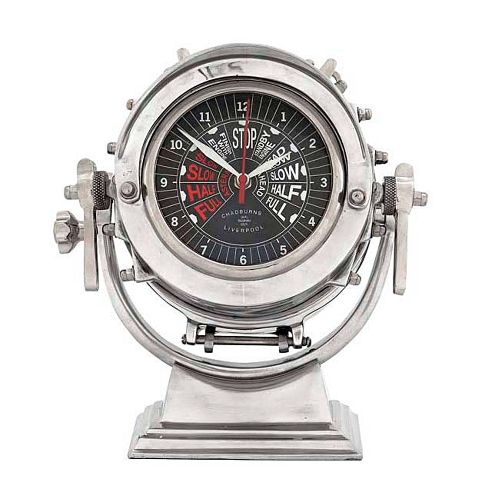 Uhr Navy aus poliertem Aluminium, Eisen,
Messing und rostfreiem Stahl.
    