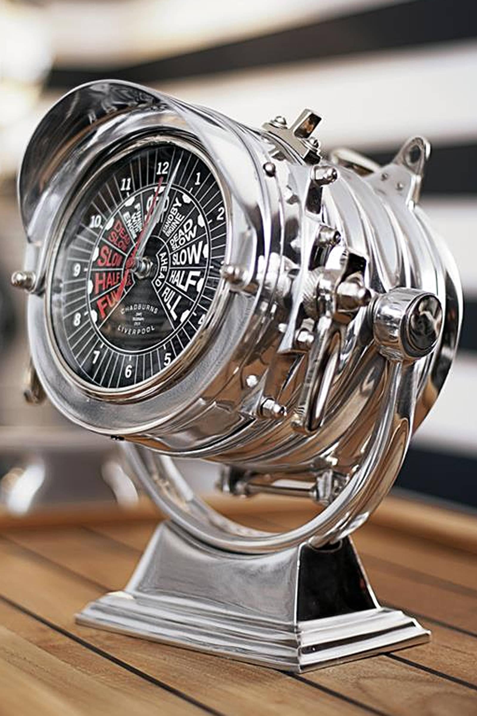 Marineblaue Uhr aus poliertem Aluminium, Messing und Stahl (21. Jahrhundert und zeitgenössisch) im Angebot