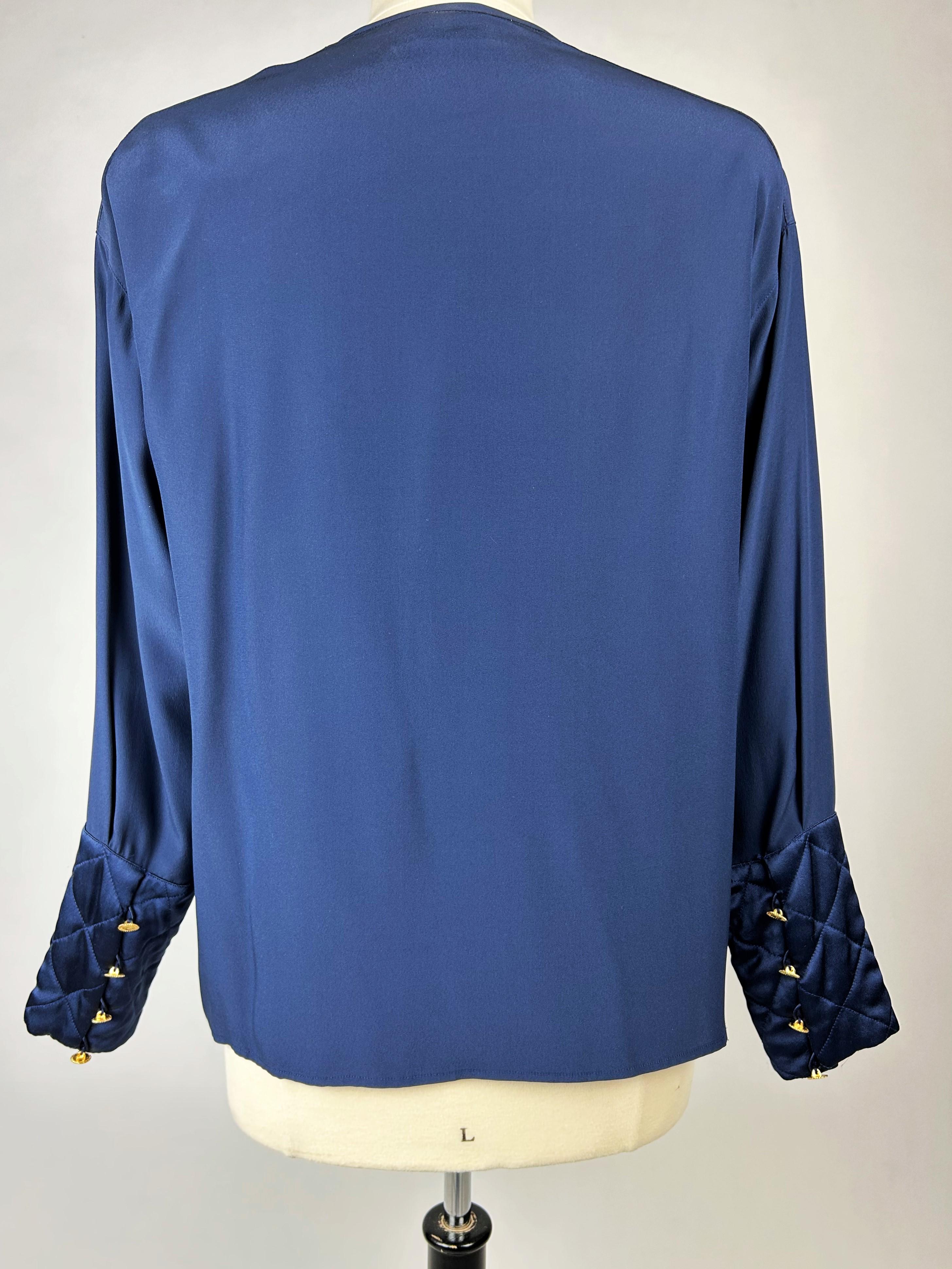 Marineblaue Bluse aus Crêpe und Satin von Chanel, um 1995 im Angebot 7