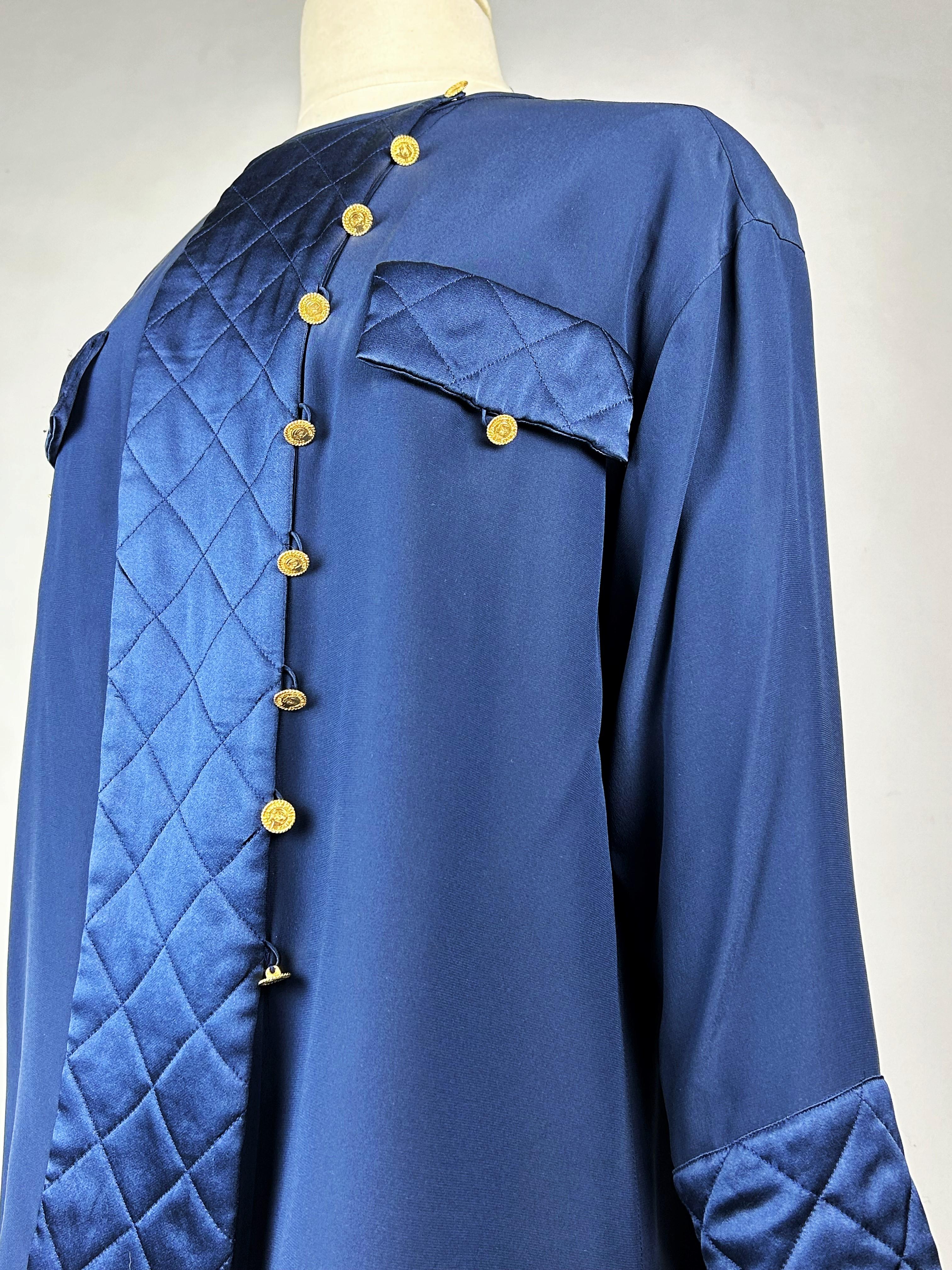 Marineblaue Bluse aus Crêpe und Satin von Chanel, um 1995 im Angebot 8
