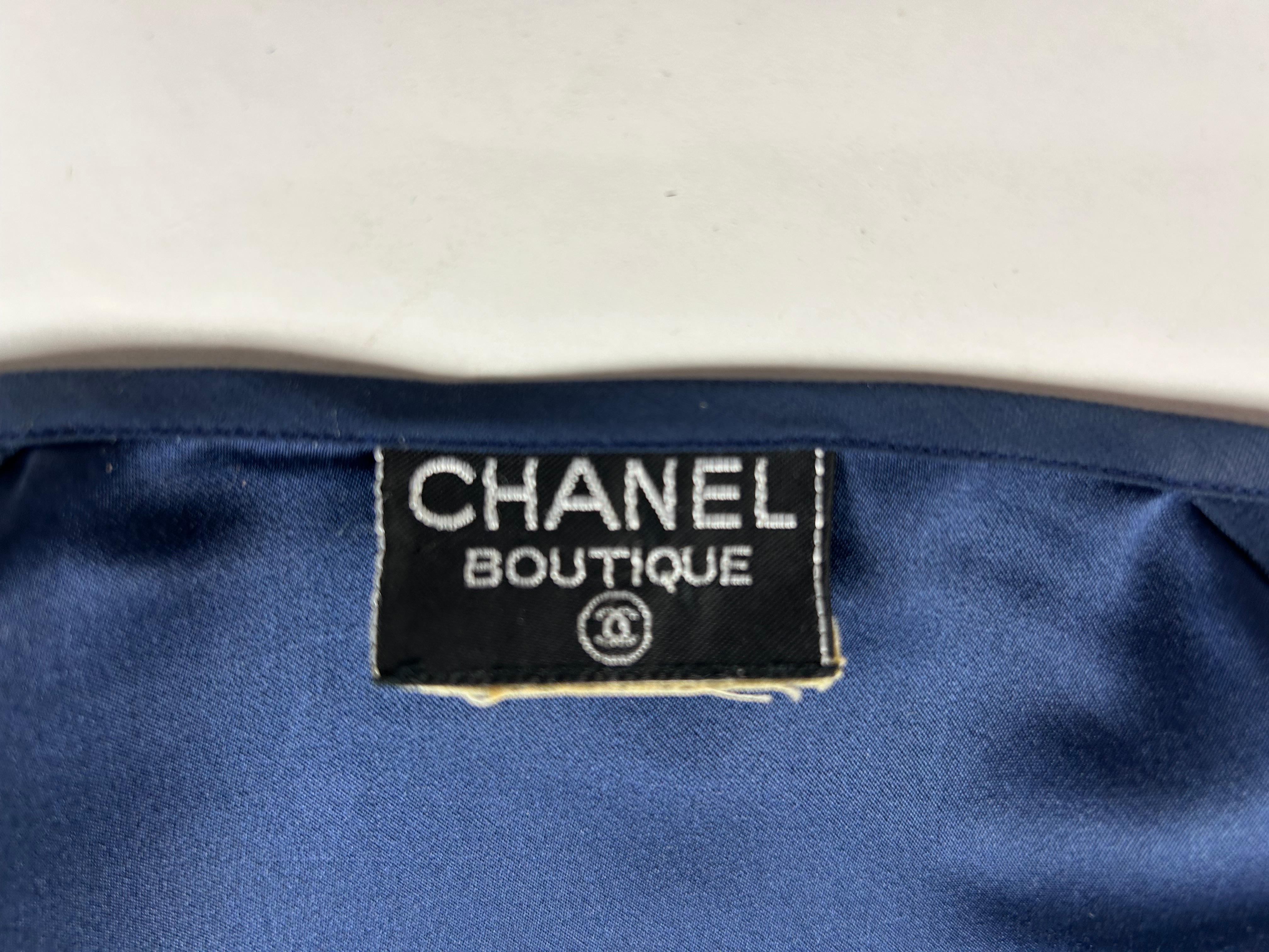 Navy crepe and satin blouse by Chanel Circa 1995 In Good Condition For Sale In Toulon, FR
