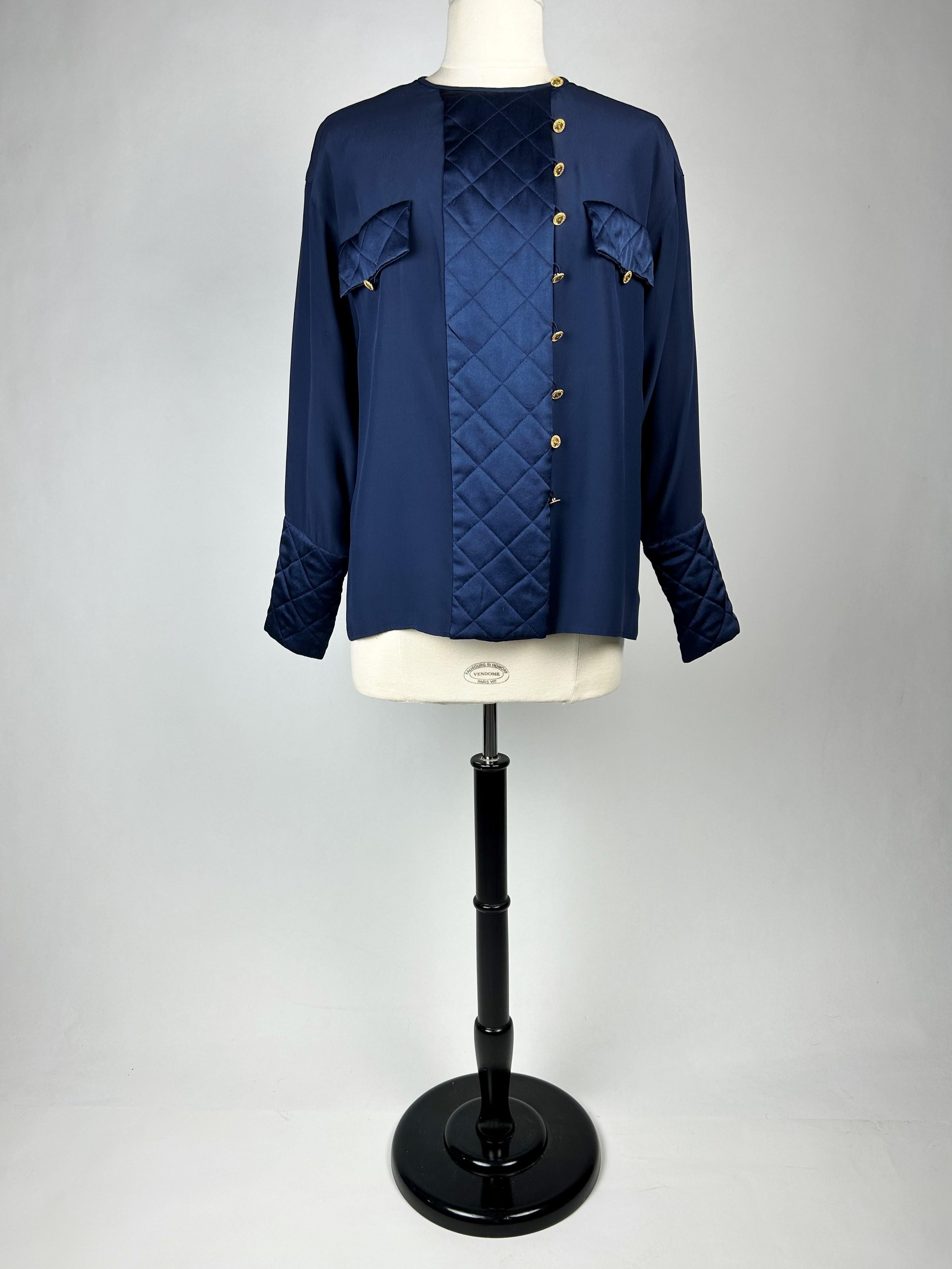 Marineblaue Bluse aus Crêpe und Satin von Chanel, um 1995 Damen im Angebot