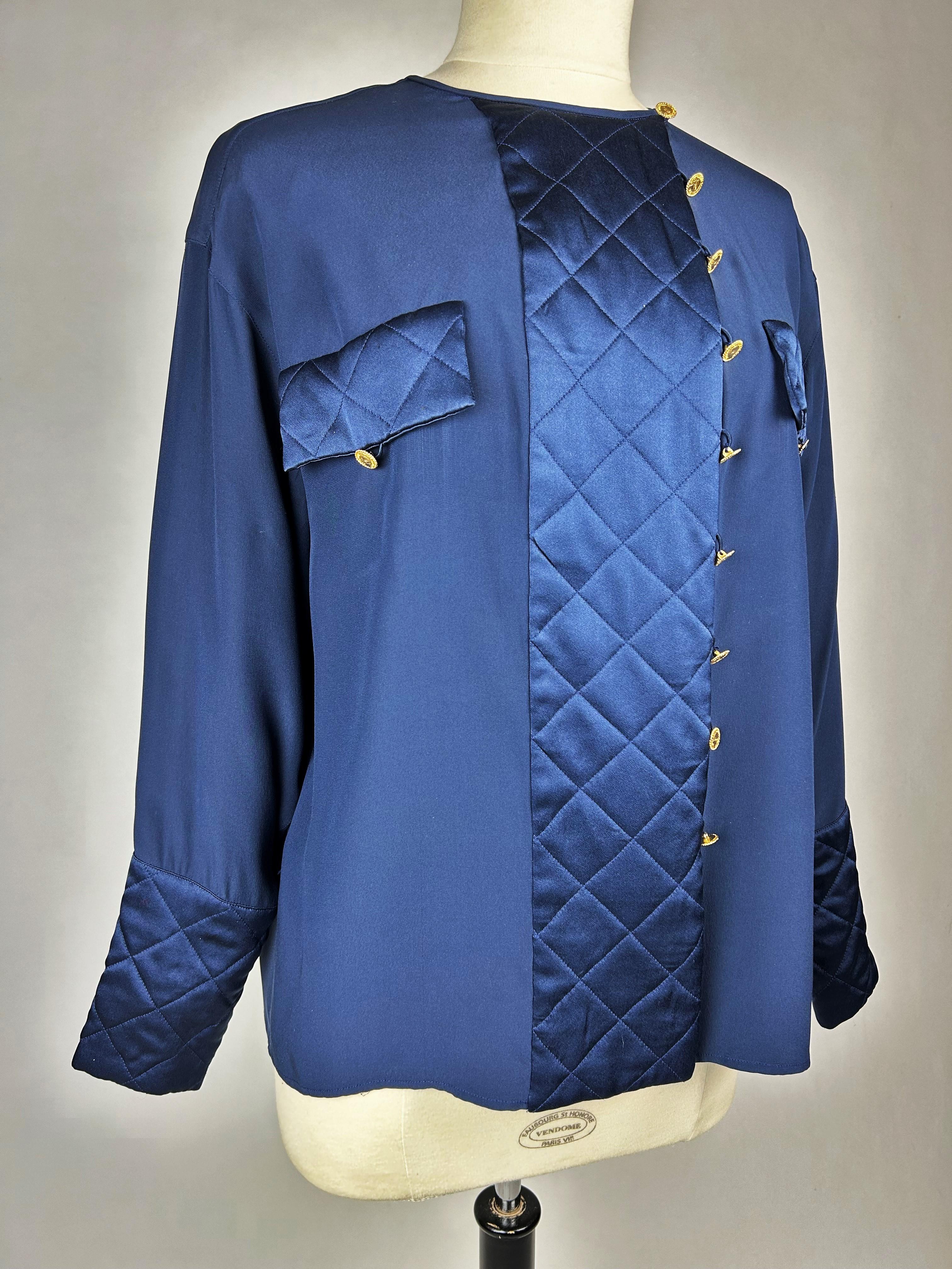 Marineblaue Bluse aus Crêpe und Satin von Chanel, um 1995 im Angebot 1