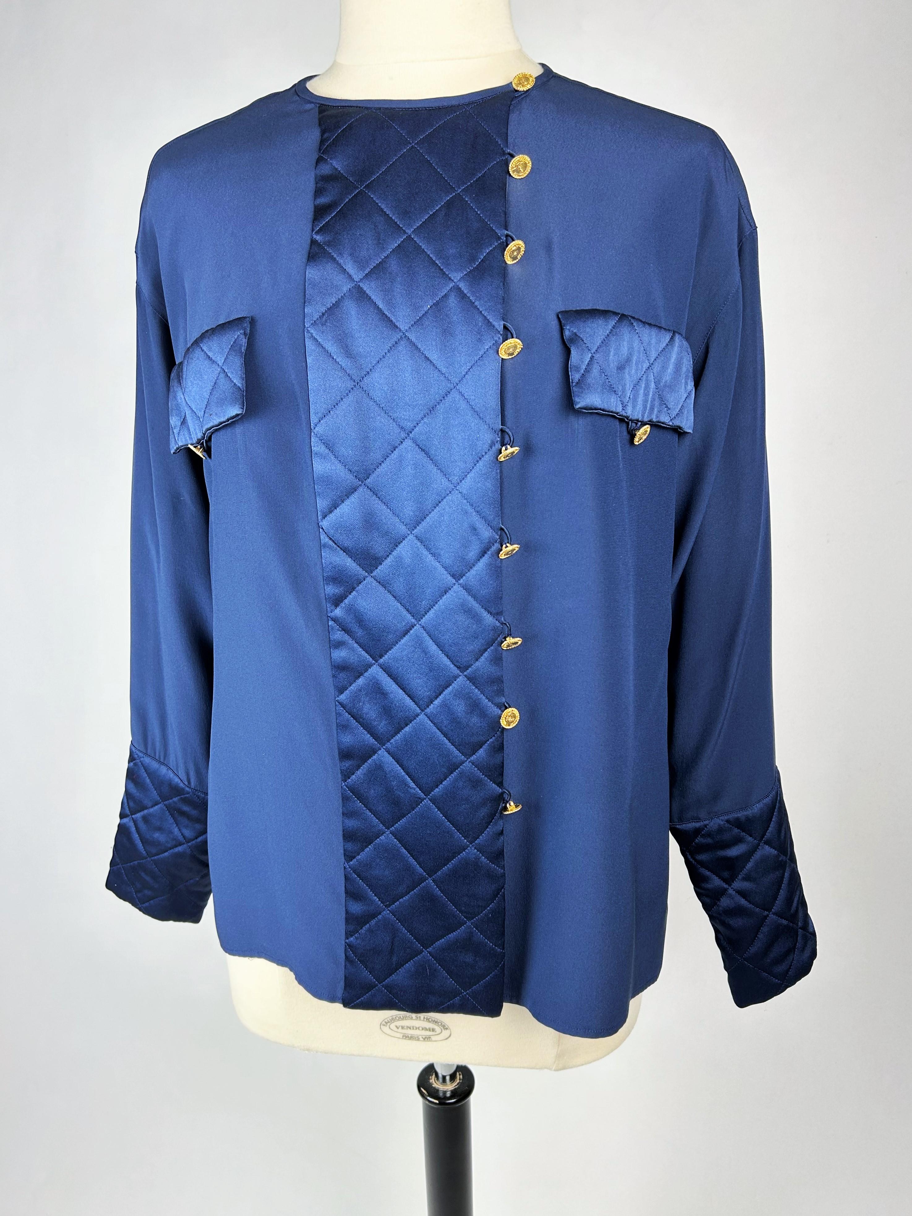 Marineblaue Bluse aus Crêpe und Satin von Chanel, um 1995 im Angebot 2
