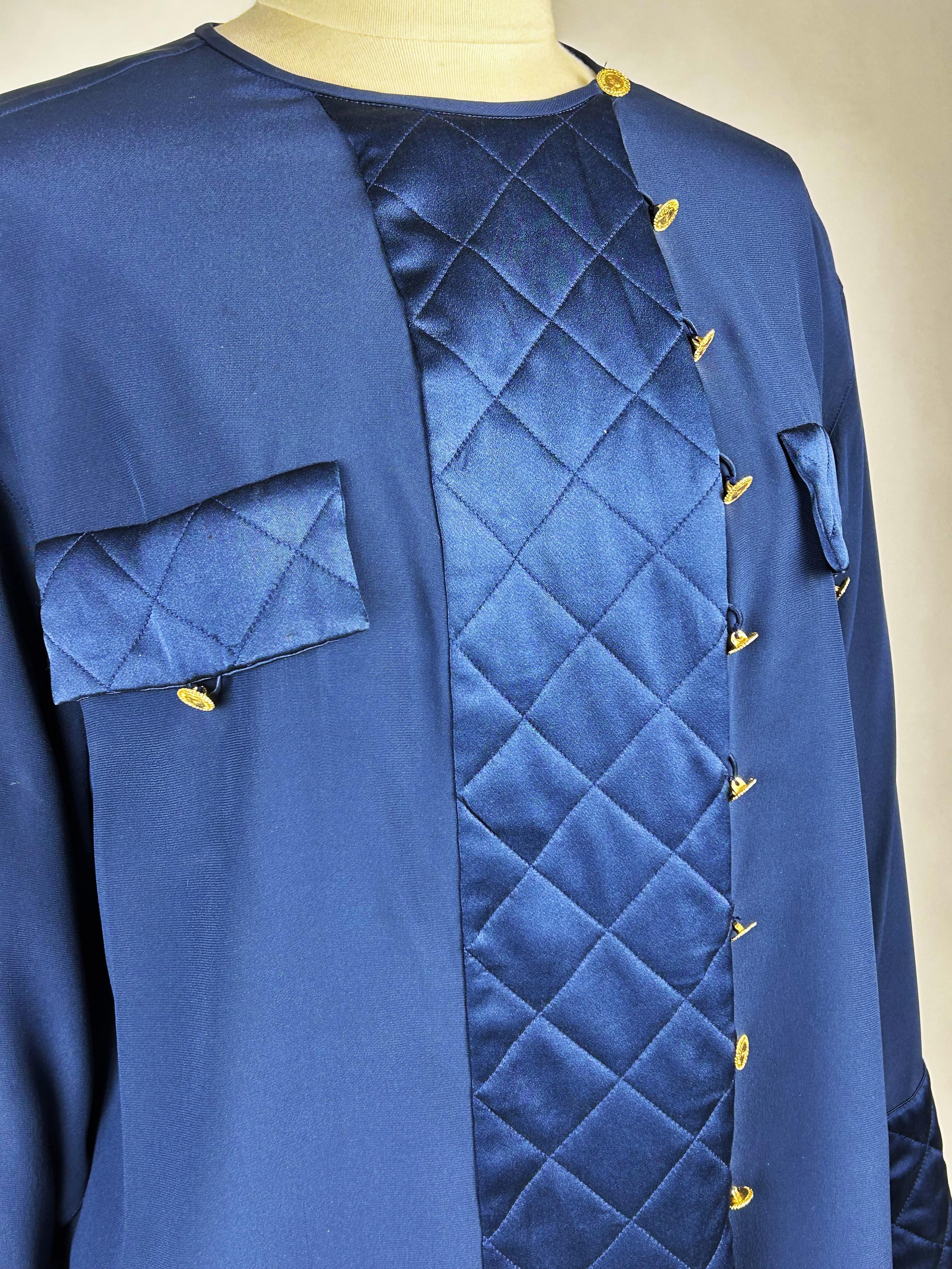 Marineblaue Bluse aus Crêpe und Satin von Chanel, um 1995 im Angebot 3