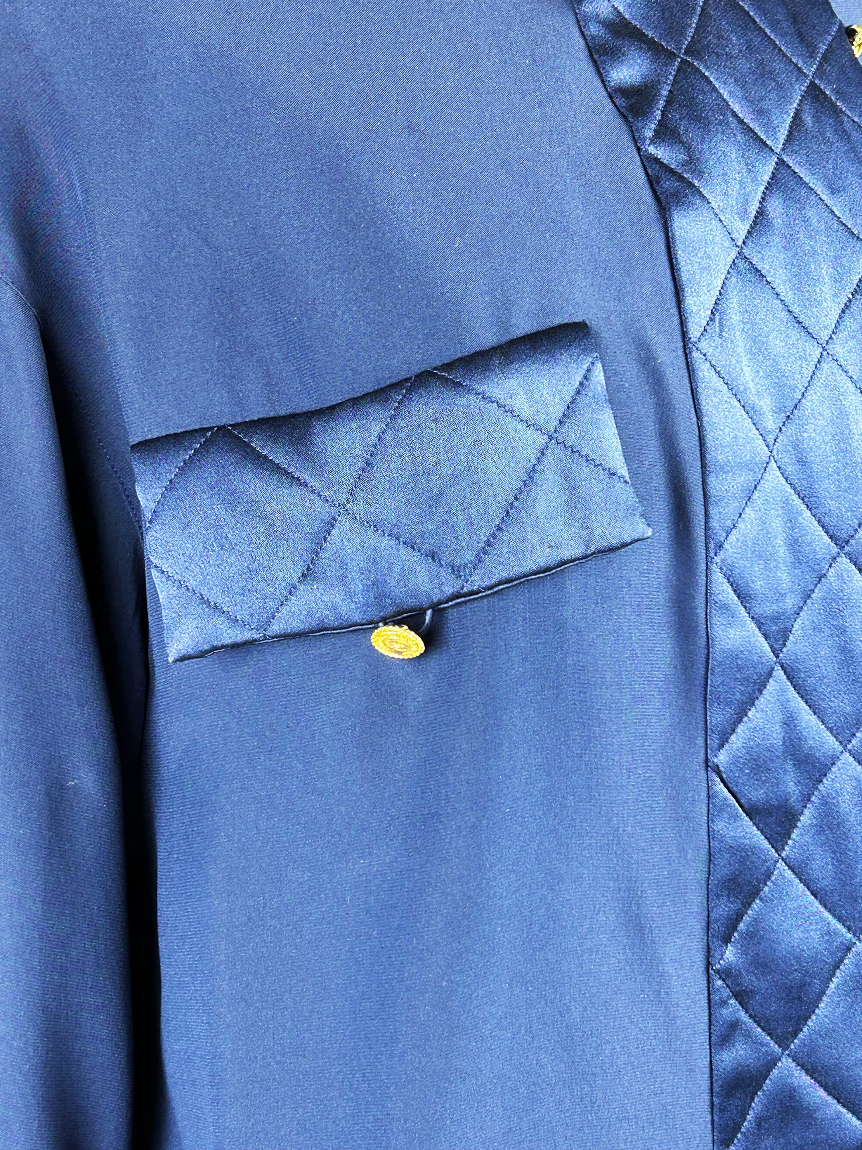 Marineblaue Bluse aus Crêpe und Satin von Chanel, um 1995 im Angebot 4
