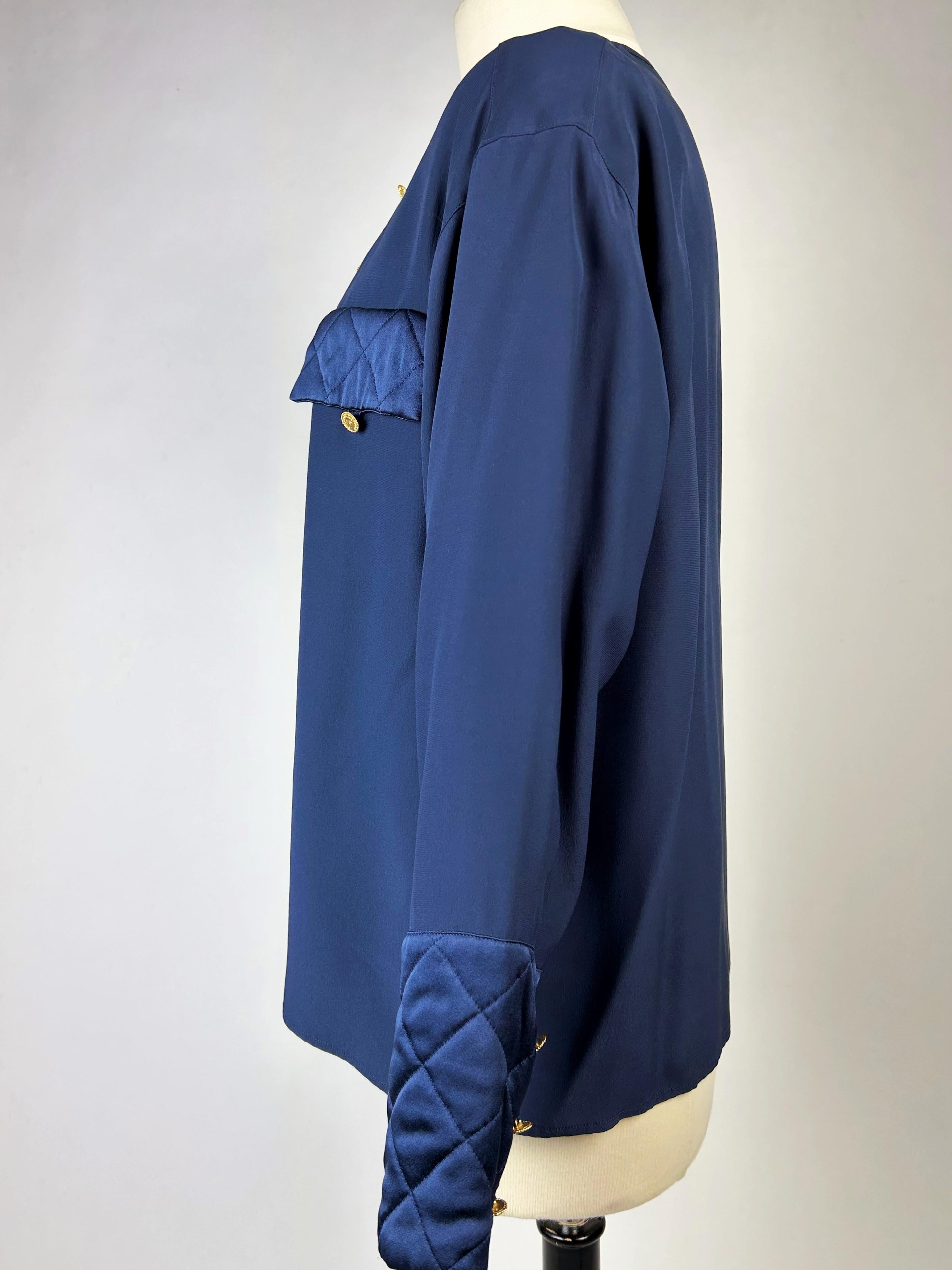 Marineblaue Bluse aus Crêpe und Satin von Chanel, um 1995 im Angebot 5