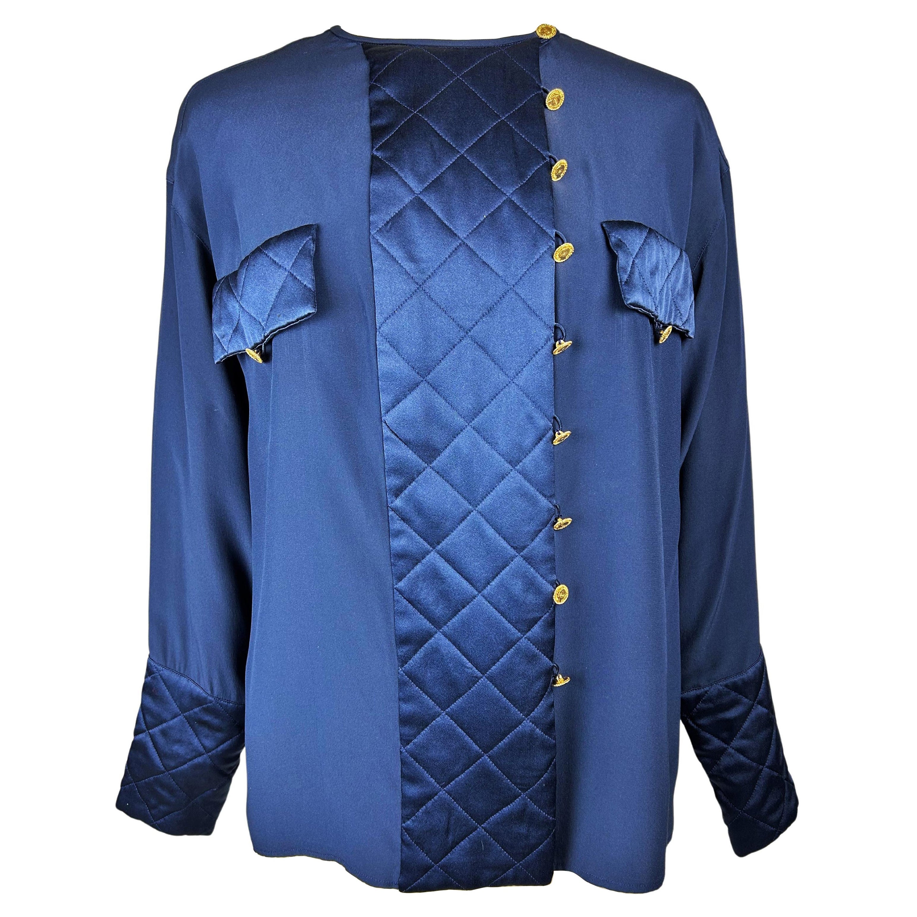 Camicetta in crepe e raso blu di Chanel, CIRCA 1995