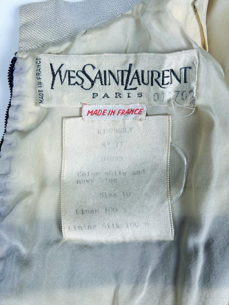 Circa 1966
Parigi
Piccolo abito da marinaio in lino blu e bianco di Yves Saint Laurent Haute Couture numerato 011709 e risalente al periodo 1966-1967. Abito corto, dritto e senza maniche, con un piccolo colletto alla Mao e un effetto vita alta con