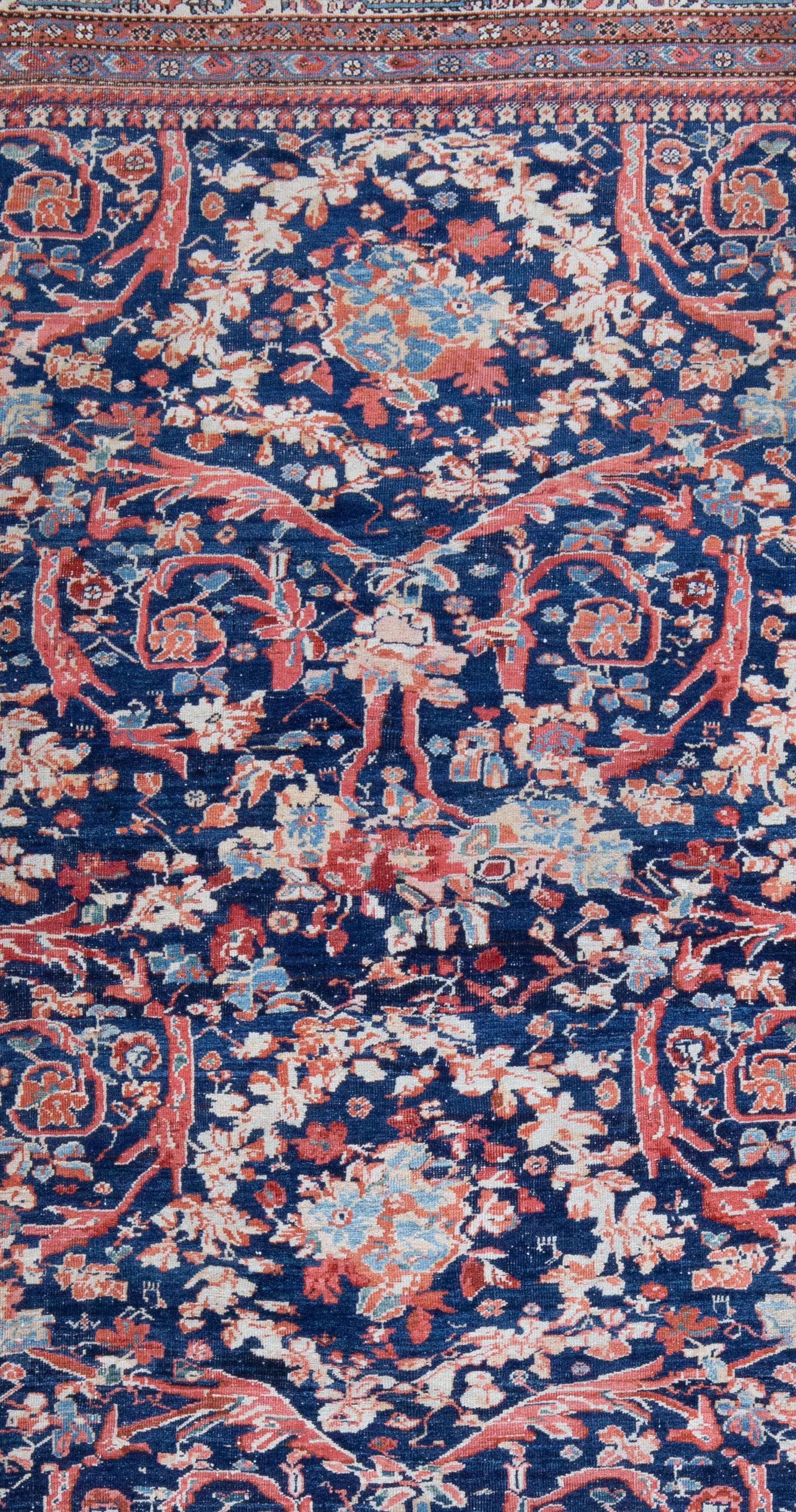 Tissé à la main Tapis persan ancien Ferahan à motifs floraux roses de champ bleu marine en vente