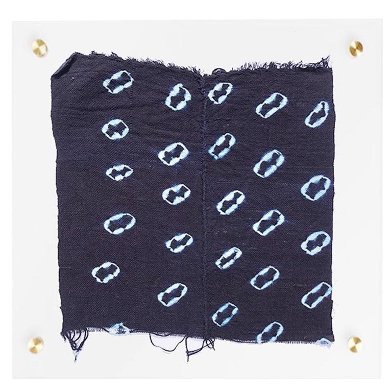 Tissu matelassé ou tissu Kuba encadré bleu marine dans un cadre flottant en acrylique avec des revêtements dorés en vente