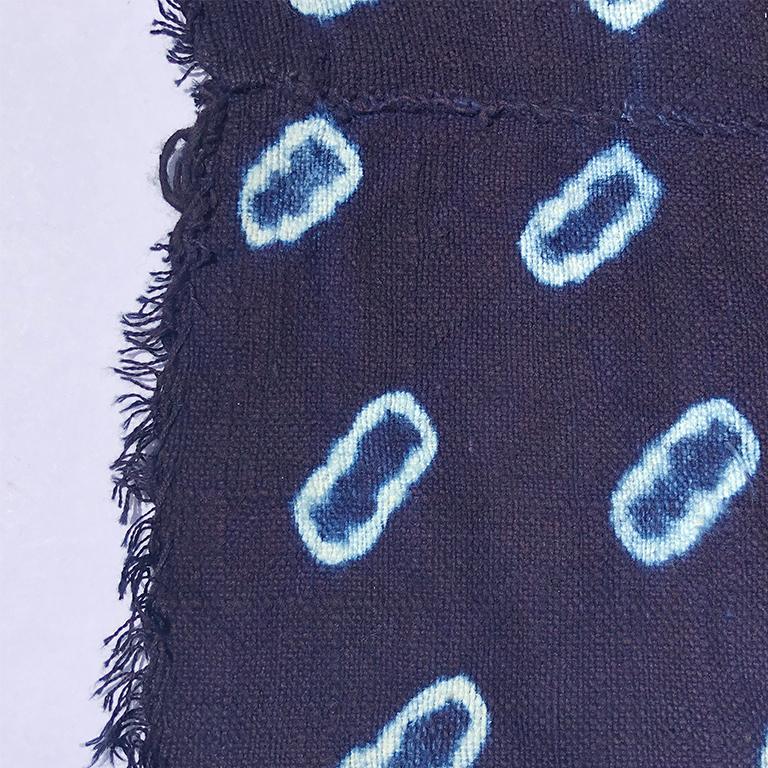 Marineblauer gerahmter Schlammtuch oder Kuba-Tuch in schwebendem Acrylrahmen mit goldenen Ständern (Stammeskunst) im Angebot