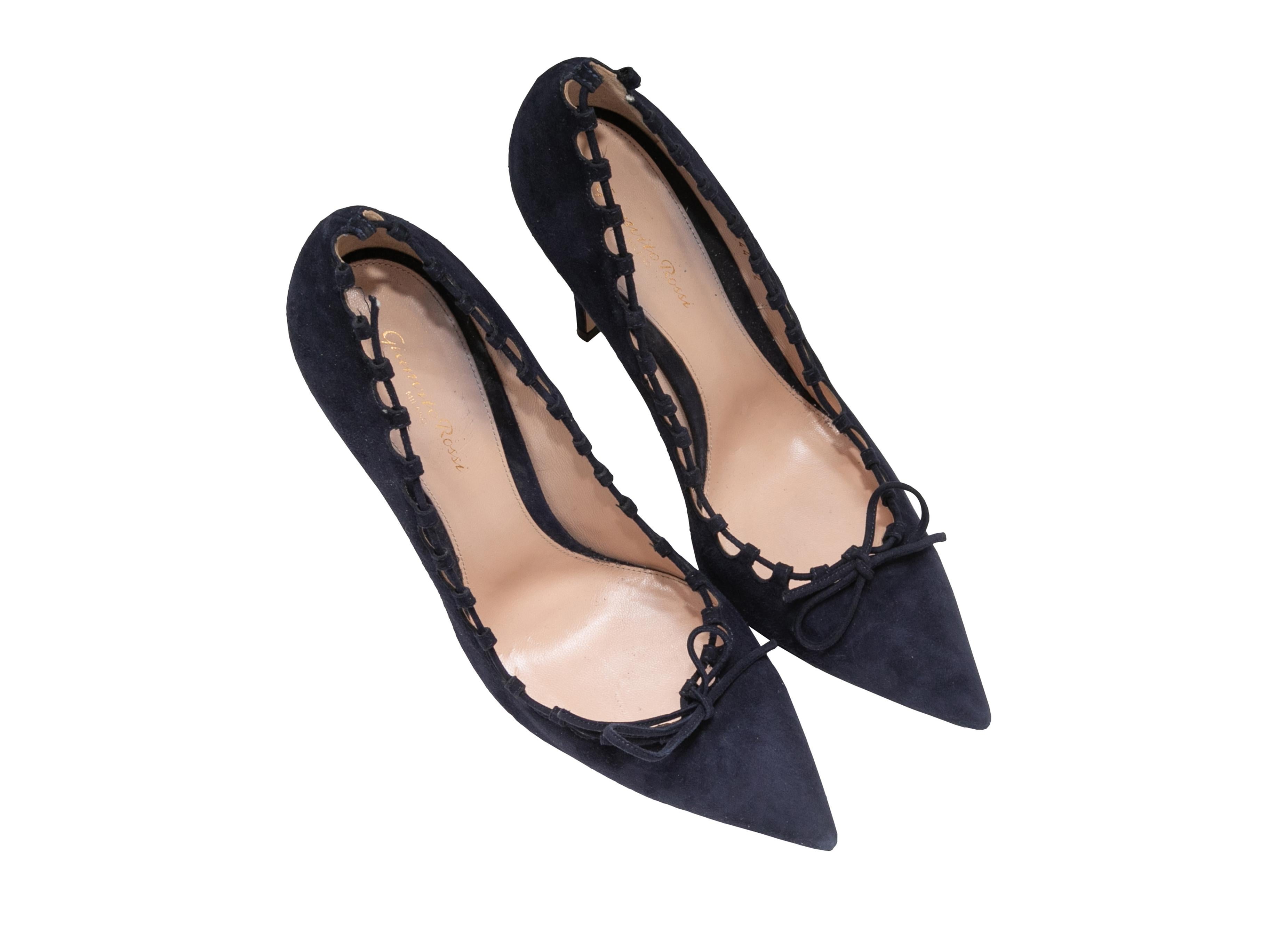 Détails du produit : Escarpins à bout pointu en daim marine de Gianvito Rossi. Ornements en forme de nœud sur le dessus. Hauteur du talon : 4,75