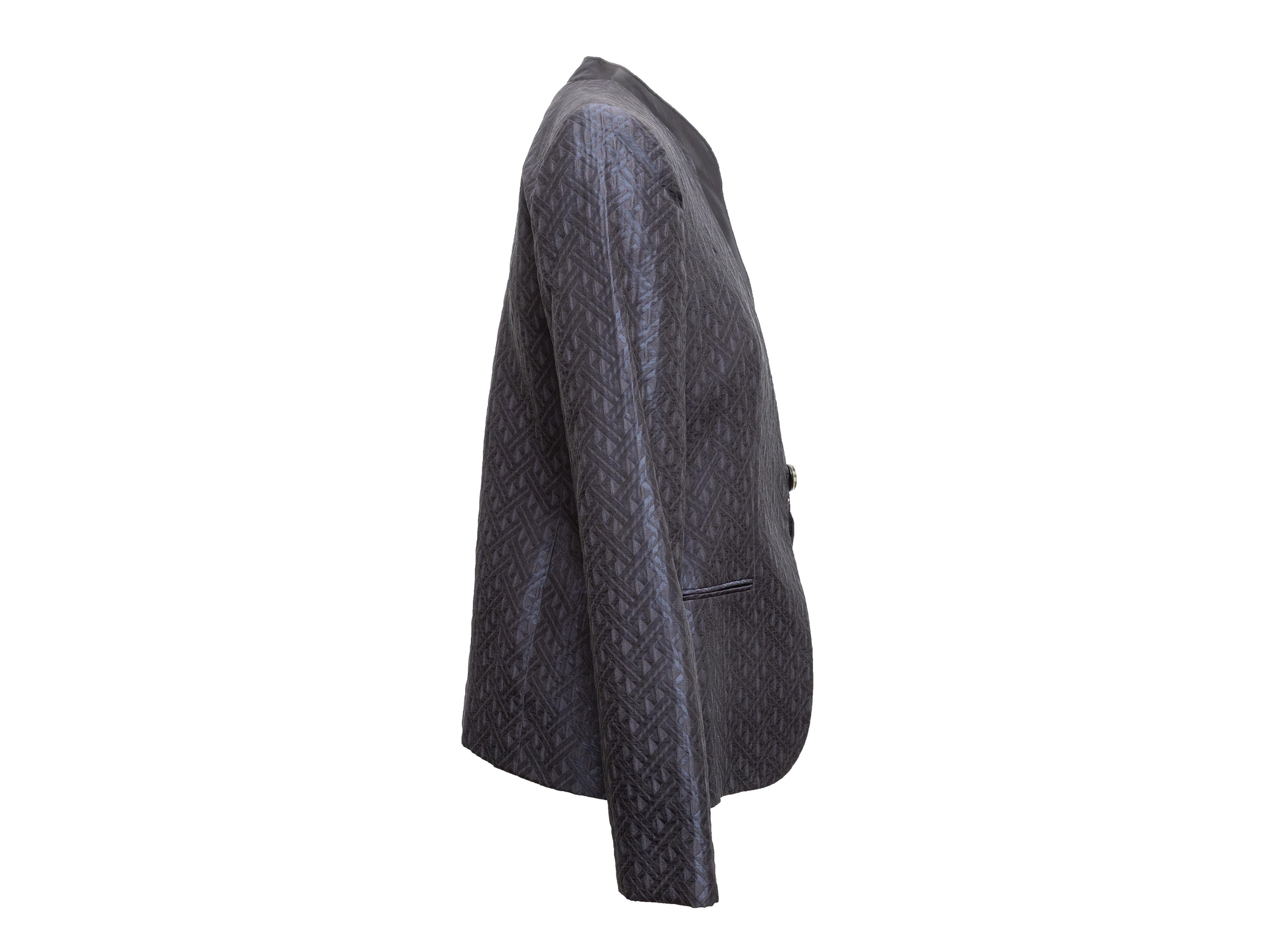 Marineblauer Jacquard-Blazer von Giorgio Armani. V-Ausschnitt. Schalkragen. Zwei Gesäßtaschen. Einzelner Knopfverschluss auf der Vorderseite. 35,5