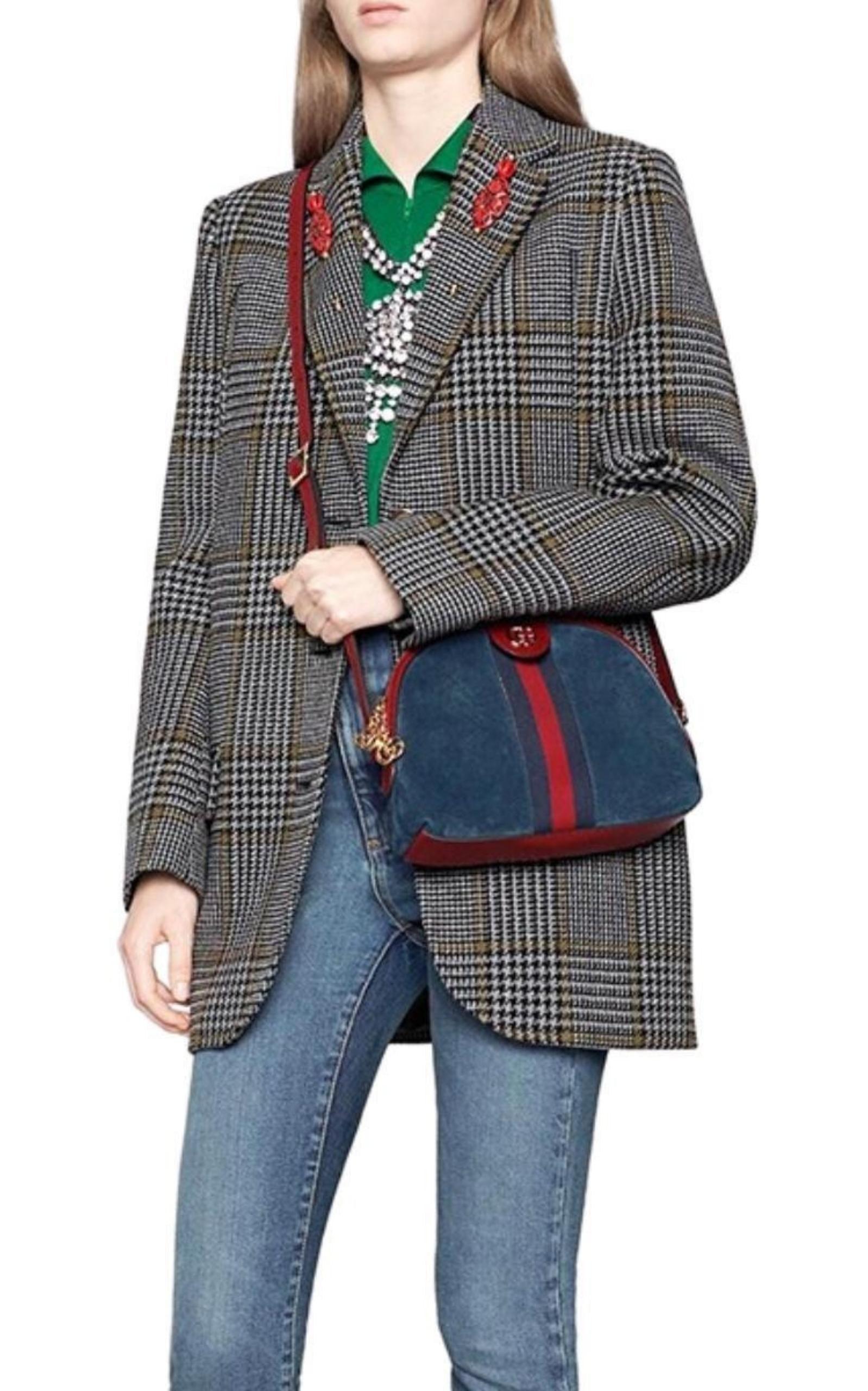 Crafted in blue suede with inlaid blue and red Web stripe, this Ophidia shoulder bag has a vintage-inspired domed shape, presented in a chromatic combination that plays with emblematic colors of the House.
Blue suede with blue and red Web. Red