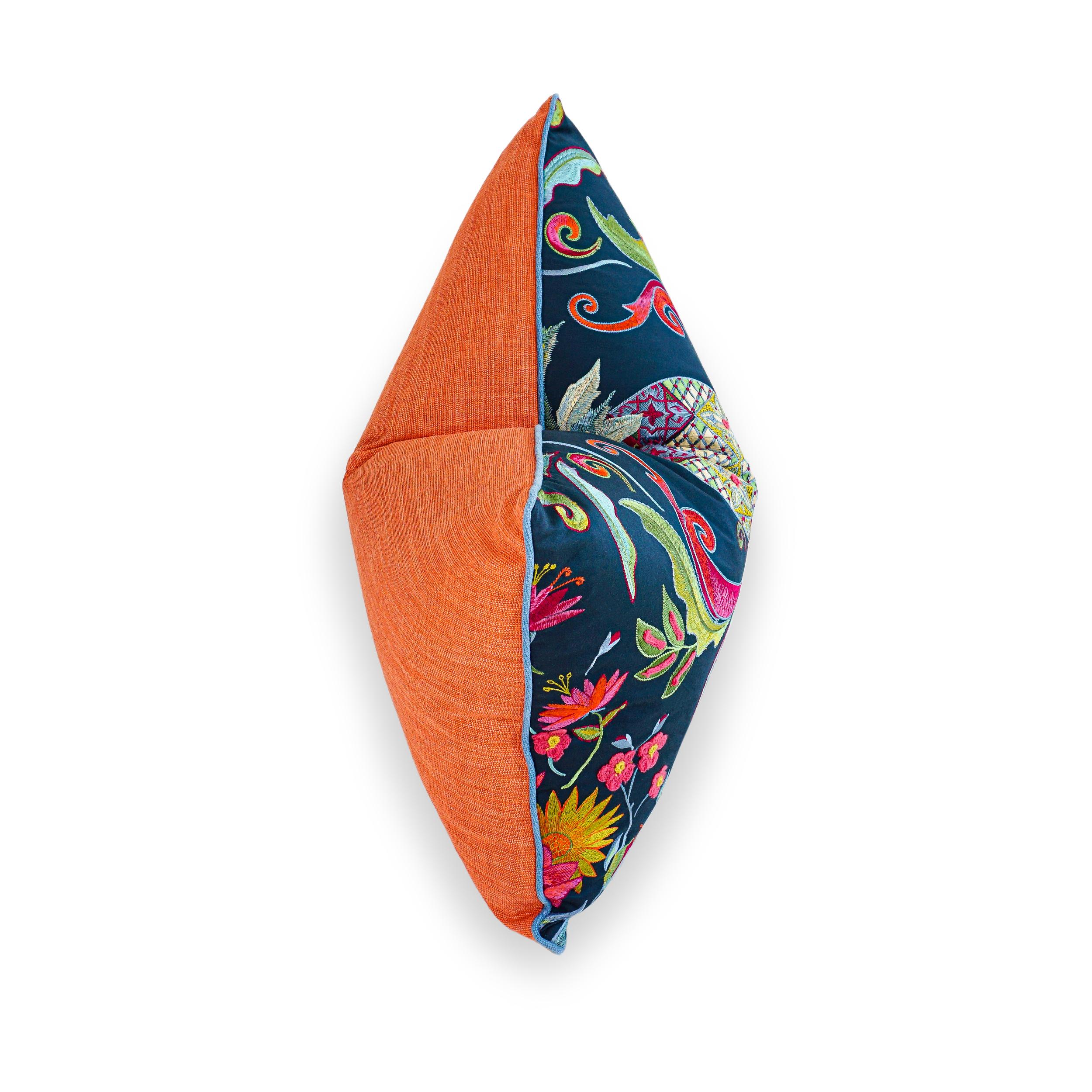 Marineblaues Lendenkissen mit fließendem Stickerei im Angebot 3