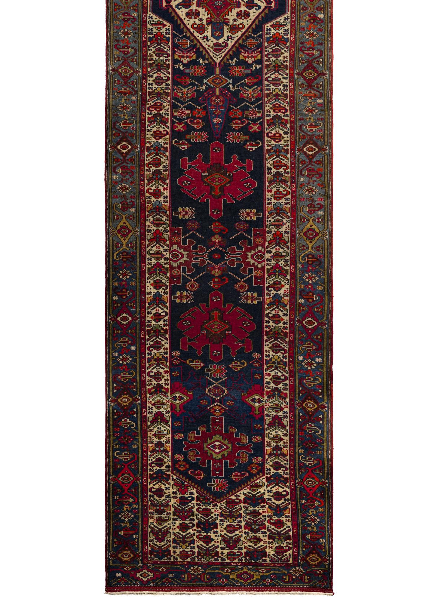 Navy Malayer Wool Hand Knotted Runner 3 ft x 19 ft, Diamond Medallion Harmony im Zustand „Hervorragend“ im Angebot in Dallas, TX