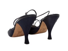 Marineblaue Manolo Blahnik Satin-Absätze mit spitzen Zehen