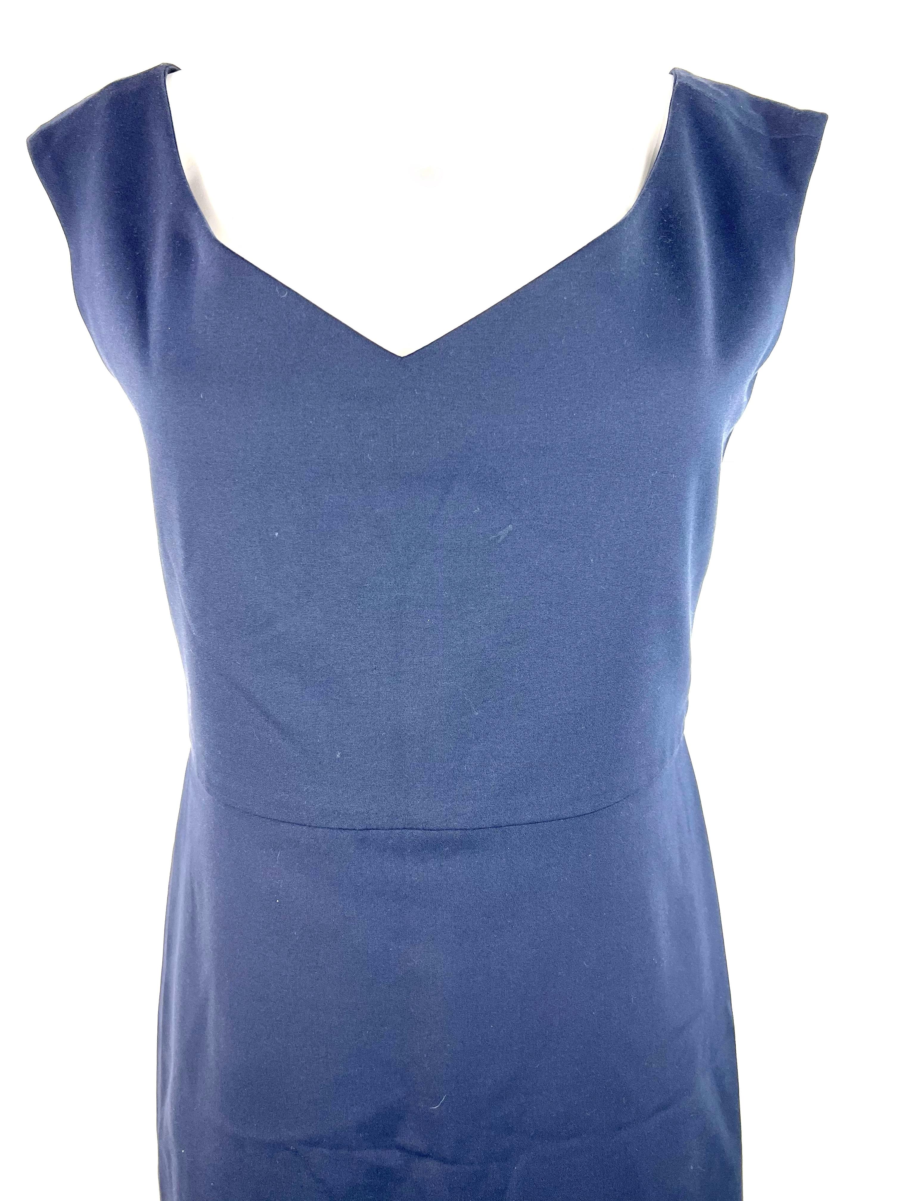 Détails du produit :

La robe présente une ligne de cou en V, un style décolleté et une jupe crayon.