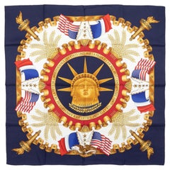 Foulard en soie imprimé « Liberty » d'Hermès, motif « Navy & Multicolor » par Joachim Metz